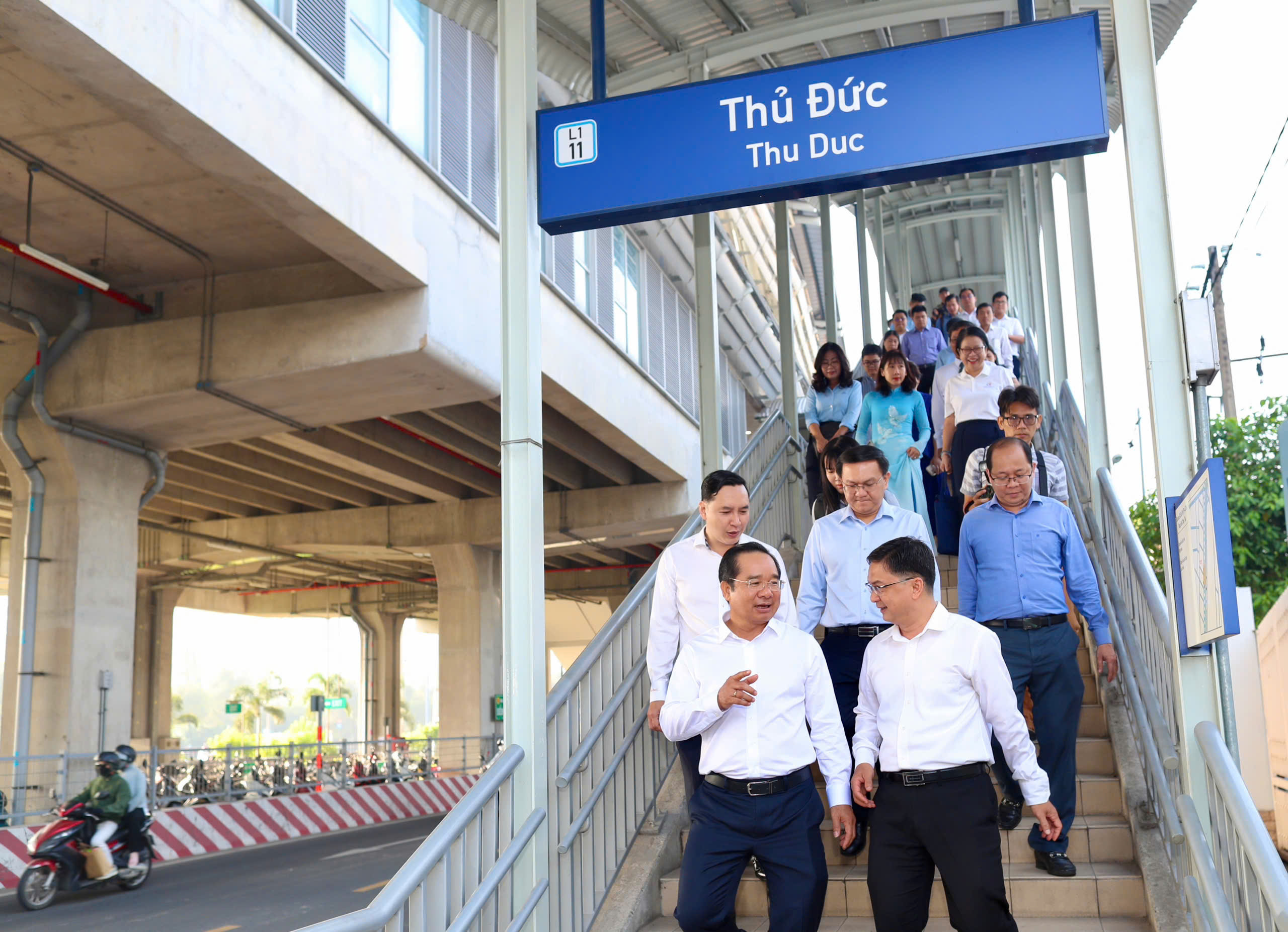 Chủ tịch UBND TPHCM đi Metro đến dự lễ ra mắt Trung tâm Phục vụ hành chính công - Ảnh 5.