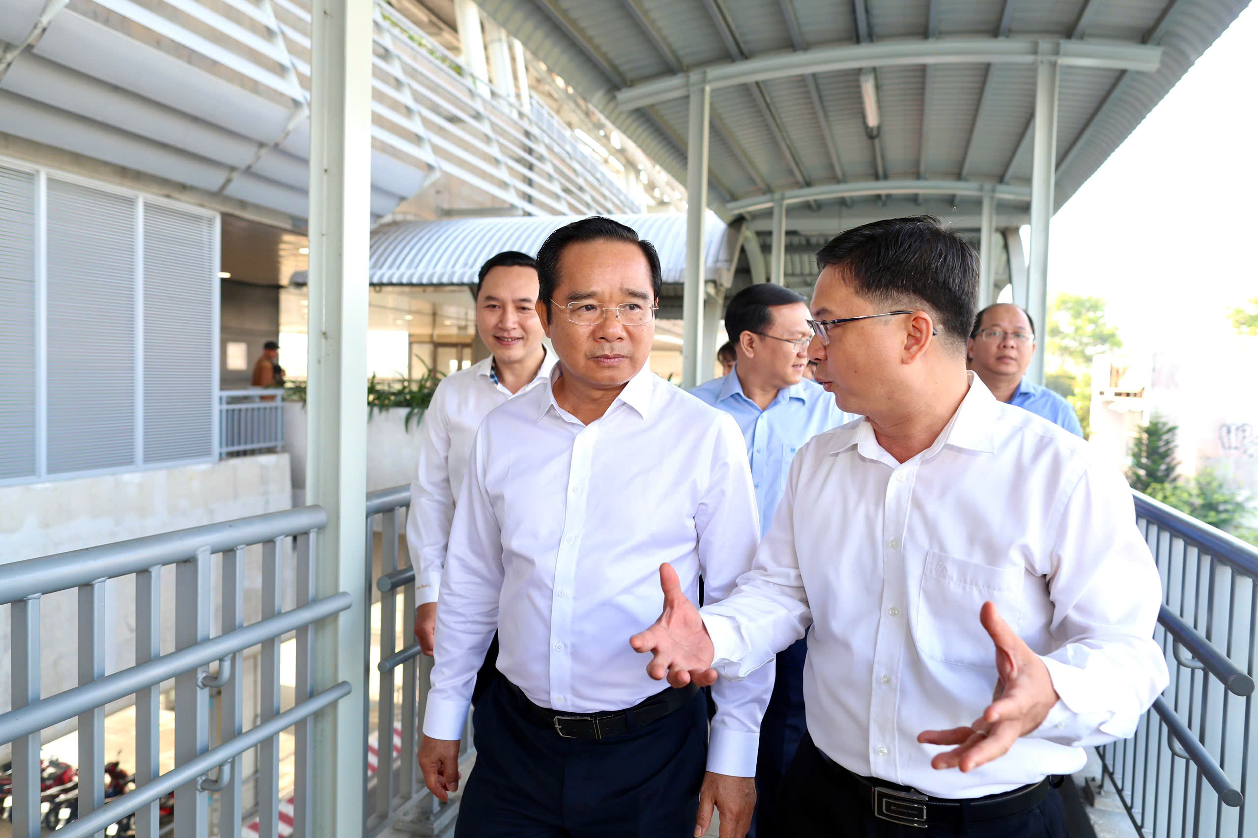 Chủ tịch UBND TPHCM đi Metro đến dự lễ ra mắt Trung tâm Phục vụ hành chính công - Ảnh 2.