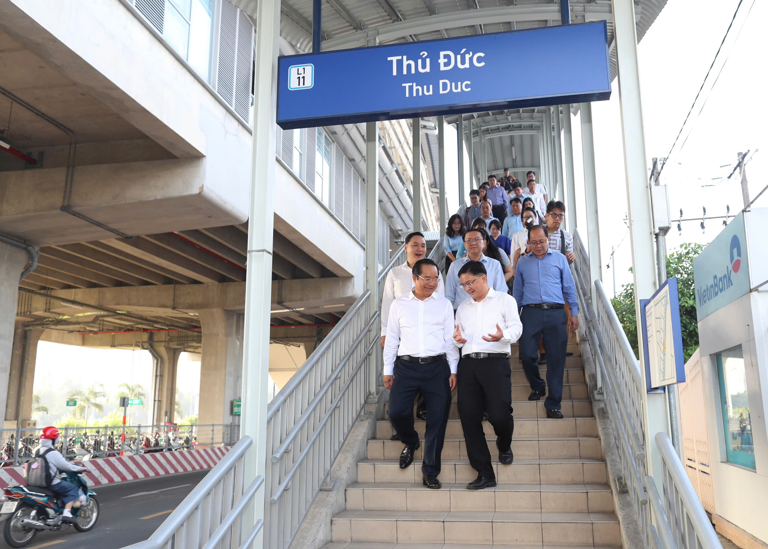 Chủ tịch UBND TPHCM đi Metro đến dự lễ ra mắt Trung tâm Phục vụ hành chính công - Ảnh 3.