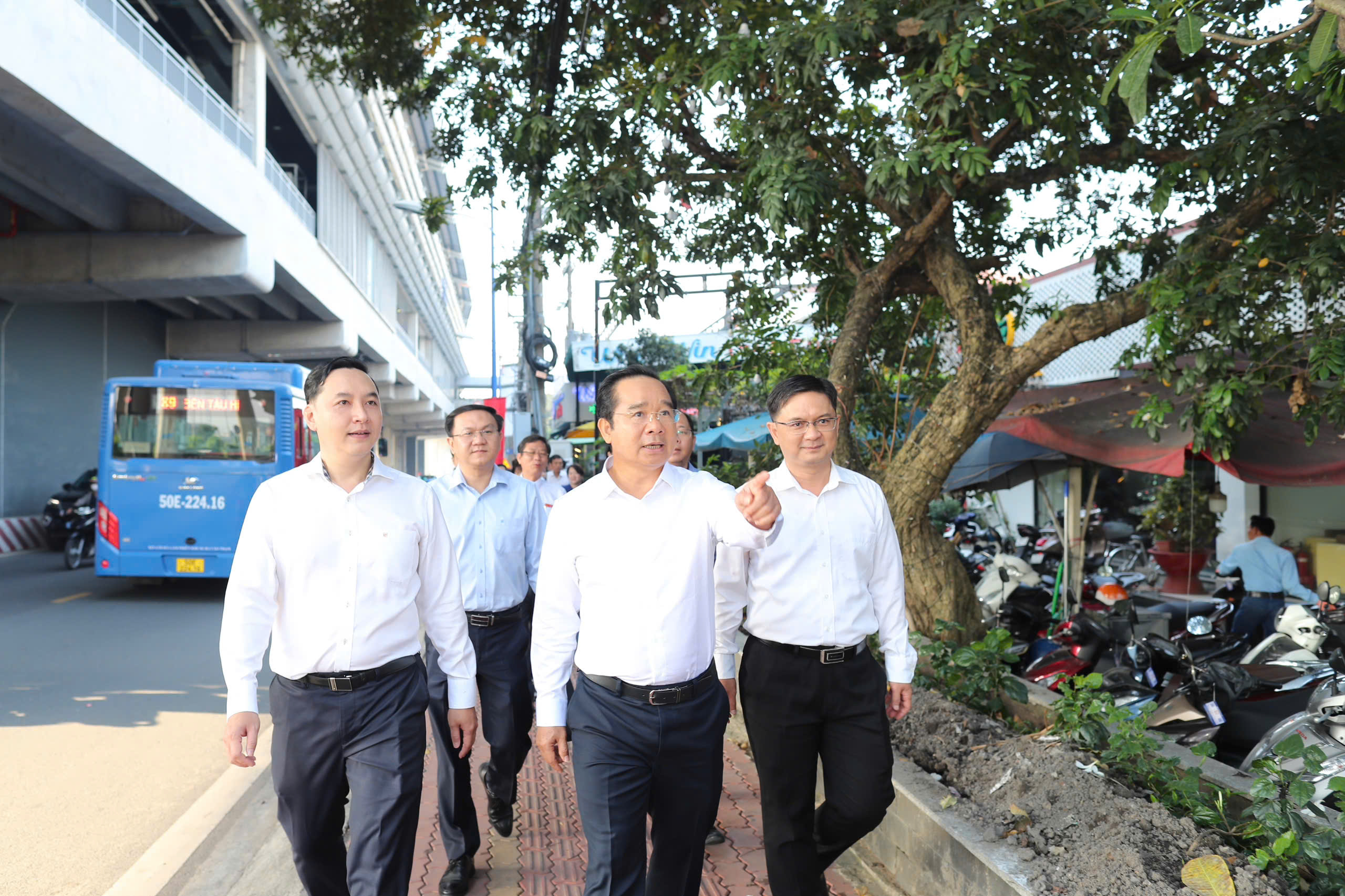 Chủ tịch UBND TPHCM đi Metro đến dự lễ ra mắt Trung tâm Phục vụ hành chính công - Ảnh 14.