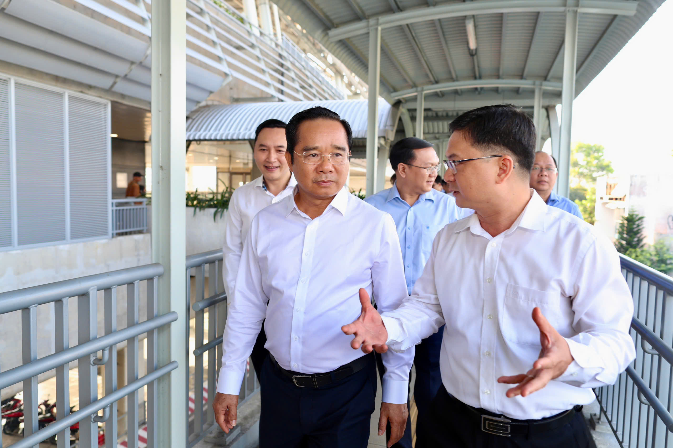 Chủ tịch UBND TPHCM đi Metro đến dự lễ ra mắt Trung tâm Phục vụ hành chính công - Ảnh 7.