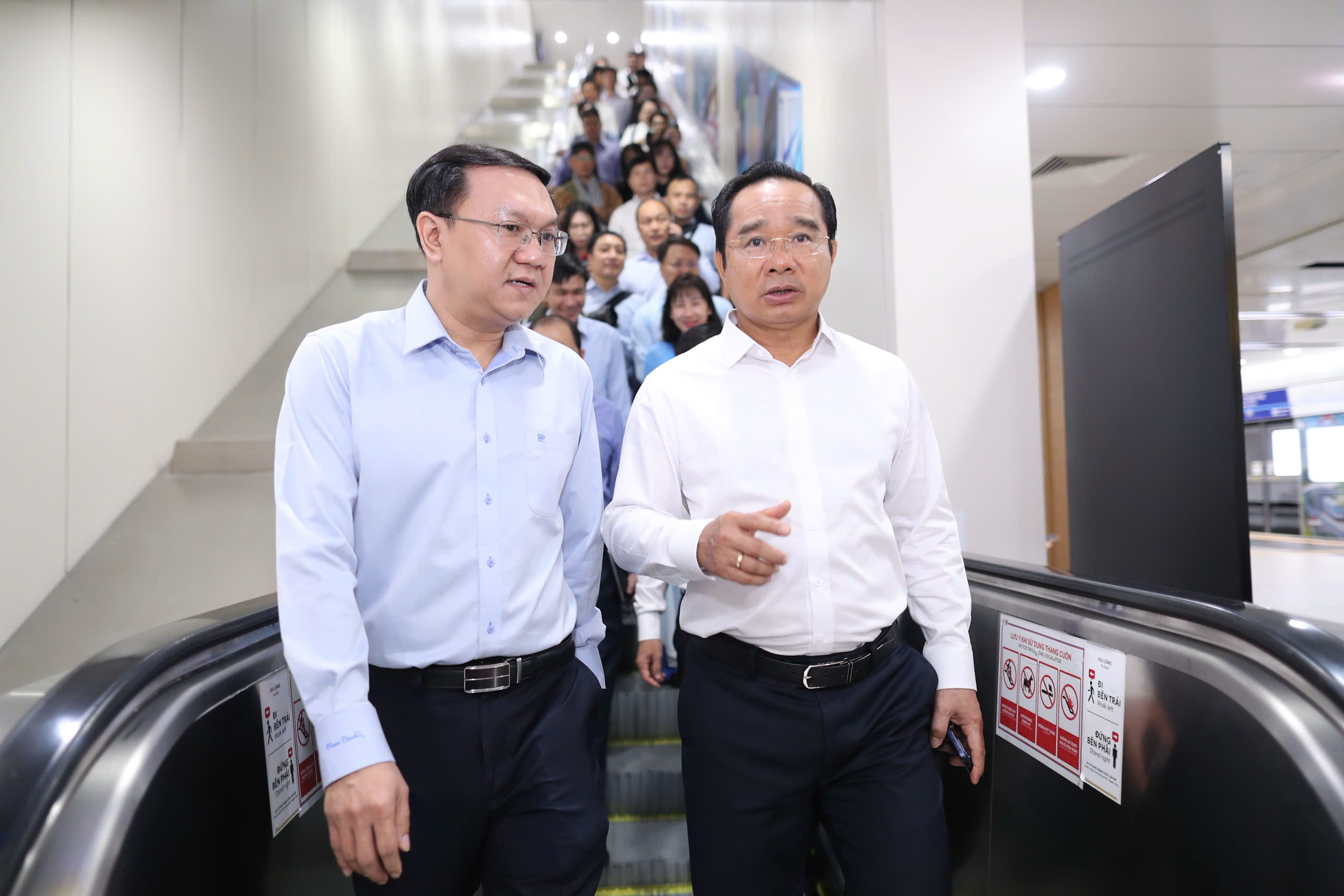 Chủ tịch UBND TPHCM đi Metro đến dự lễ ra mắt Trung tâm Phục vụ hành chính công - Ảnh 11.
