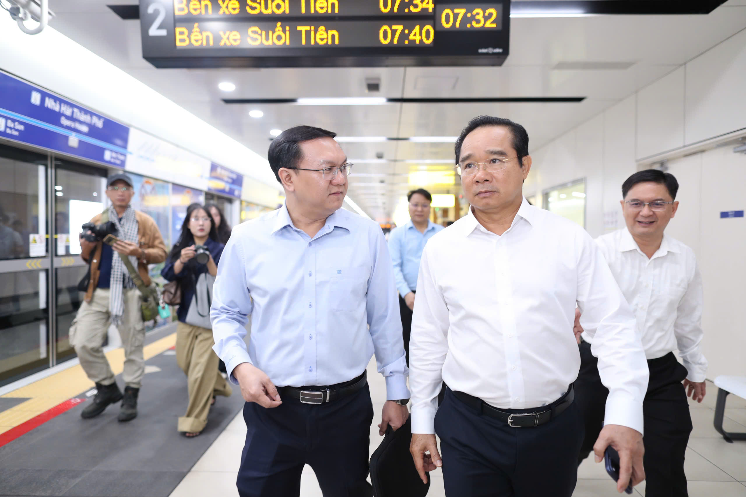 Chủ tịch UBND TPHCM đi Metro đến dự lễ ra mắt Trung tâm Phục vụ hành chính công - Ảnh 8.