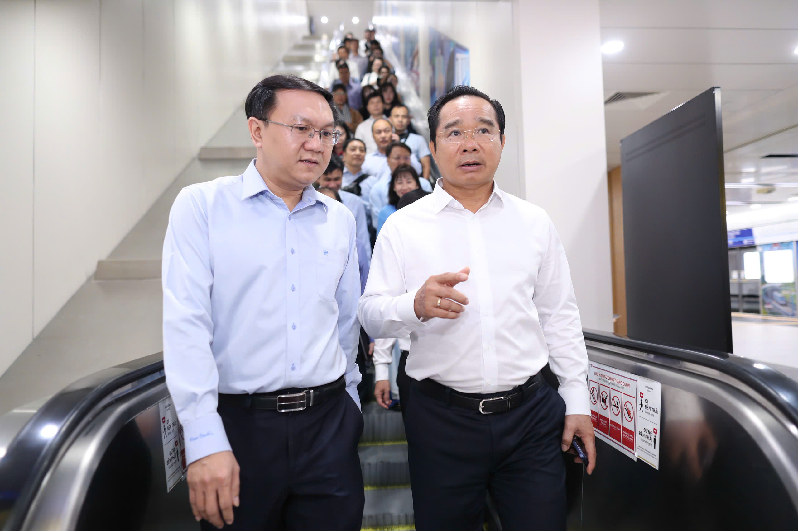 Chủ tịch UBND TPHCM đi Metro đến dự lễ ra mắt Trung tâm Phục vụ hành chính công - Ảnh 9.
