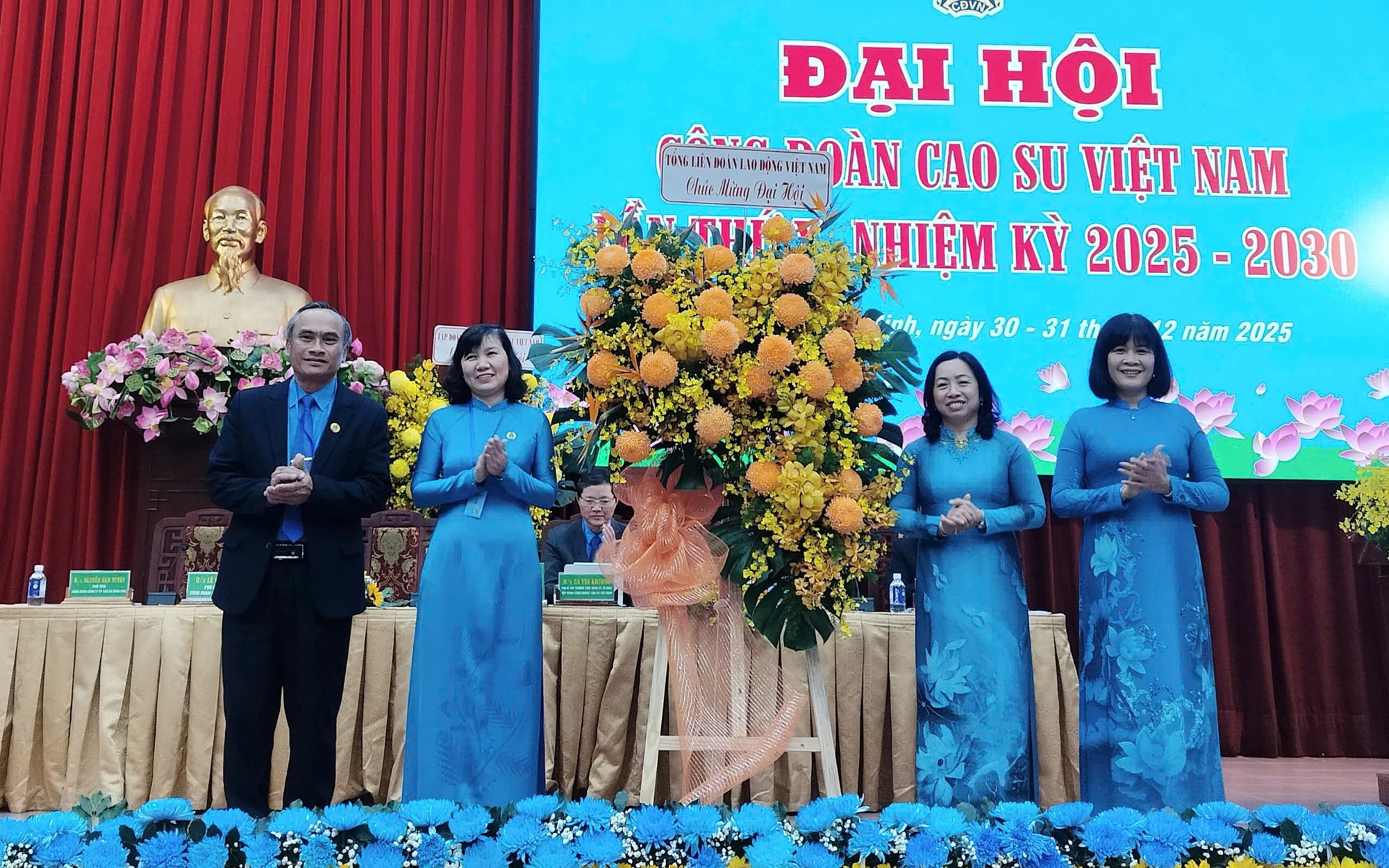 Bà Huỳnh Thị Cẩm Hồng được bầu làm chủ tịch Công đoàn ngành cao su Việt Nam