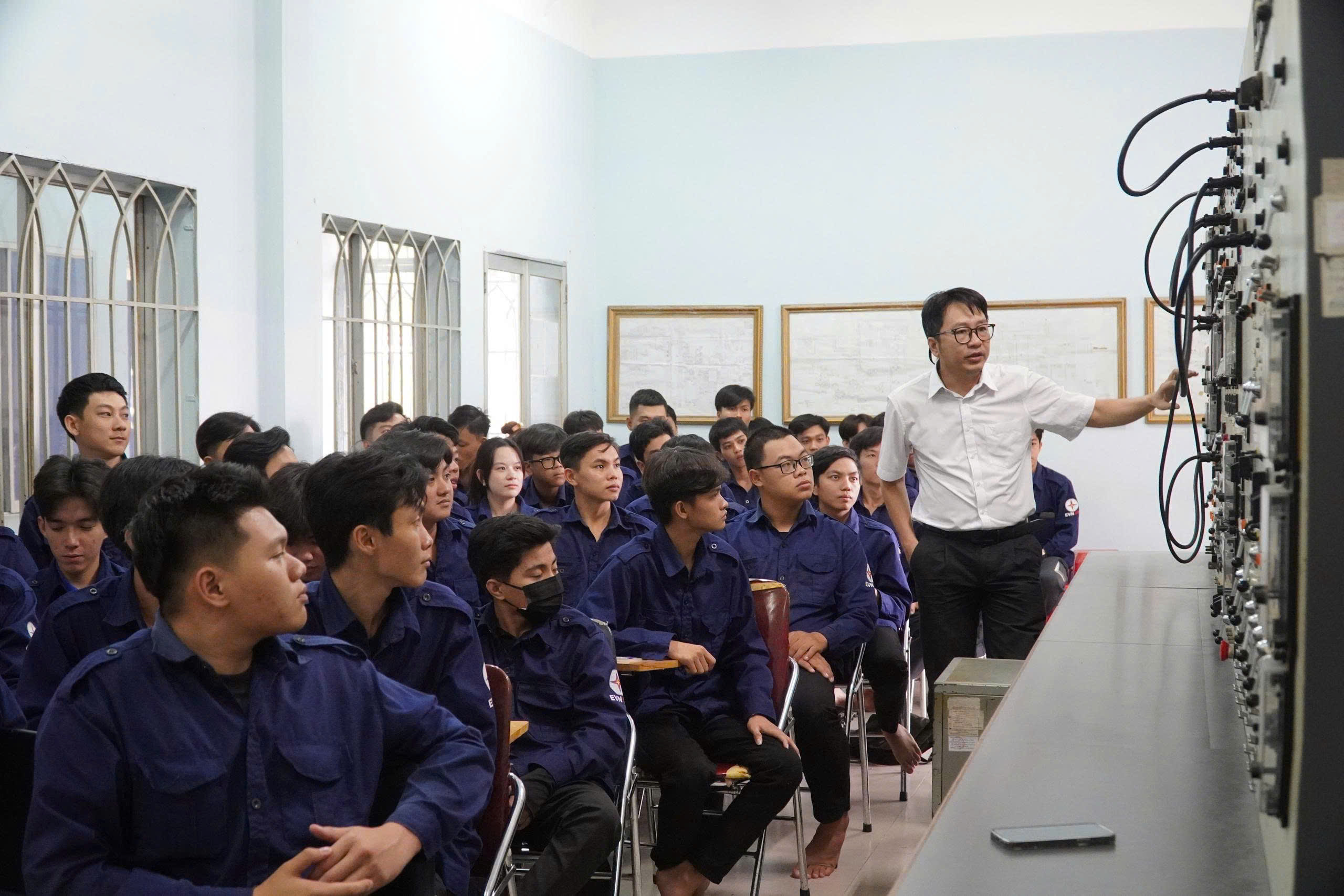 Th&ecirc;m phụ cấp, giữ ch&acirc;n thầy dạy nghề - Ảnh 1.