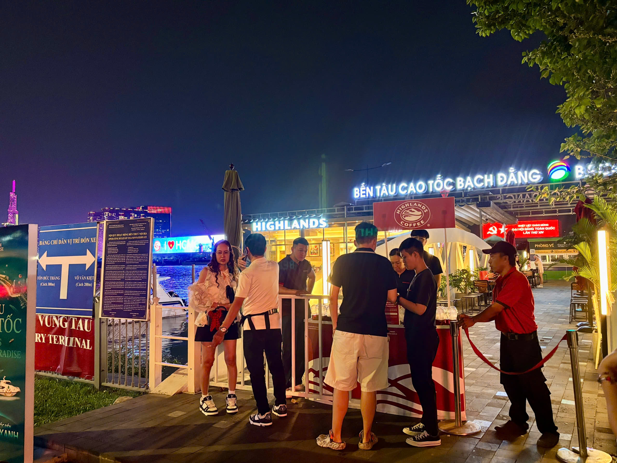Pháo hoa rực sáng trên bầu trời chào năm 2026 - Ảnh 9.