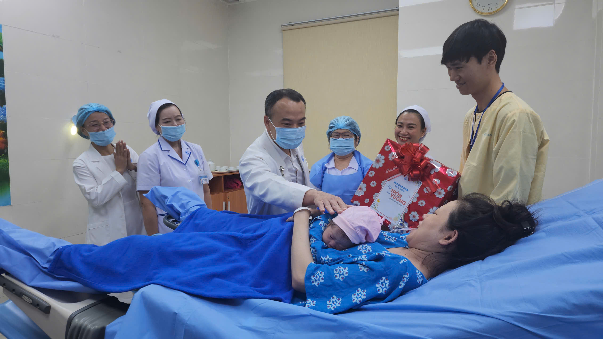 Ngắm những em b&eacute; đầu ti&ecirc;n của năm 2026 ch&agrave;o đời tại Bệnh viện Từ Dũ - Ảnh 4.