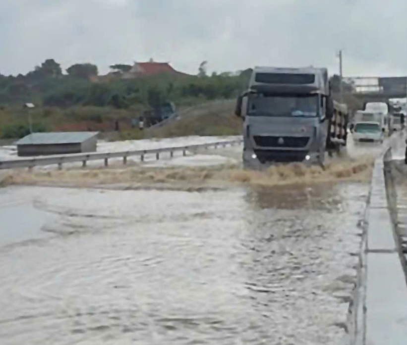 Ngập nước lặp lại tr&ecirc;n tuyến cao tốc Phan Thiết &ndash; Dầu Gi&acirc;y, điều tiết xe ra Quốc lộ - Ảnh 1.