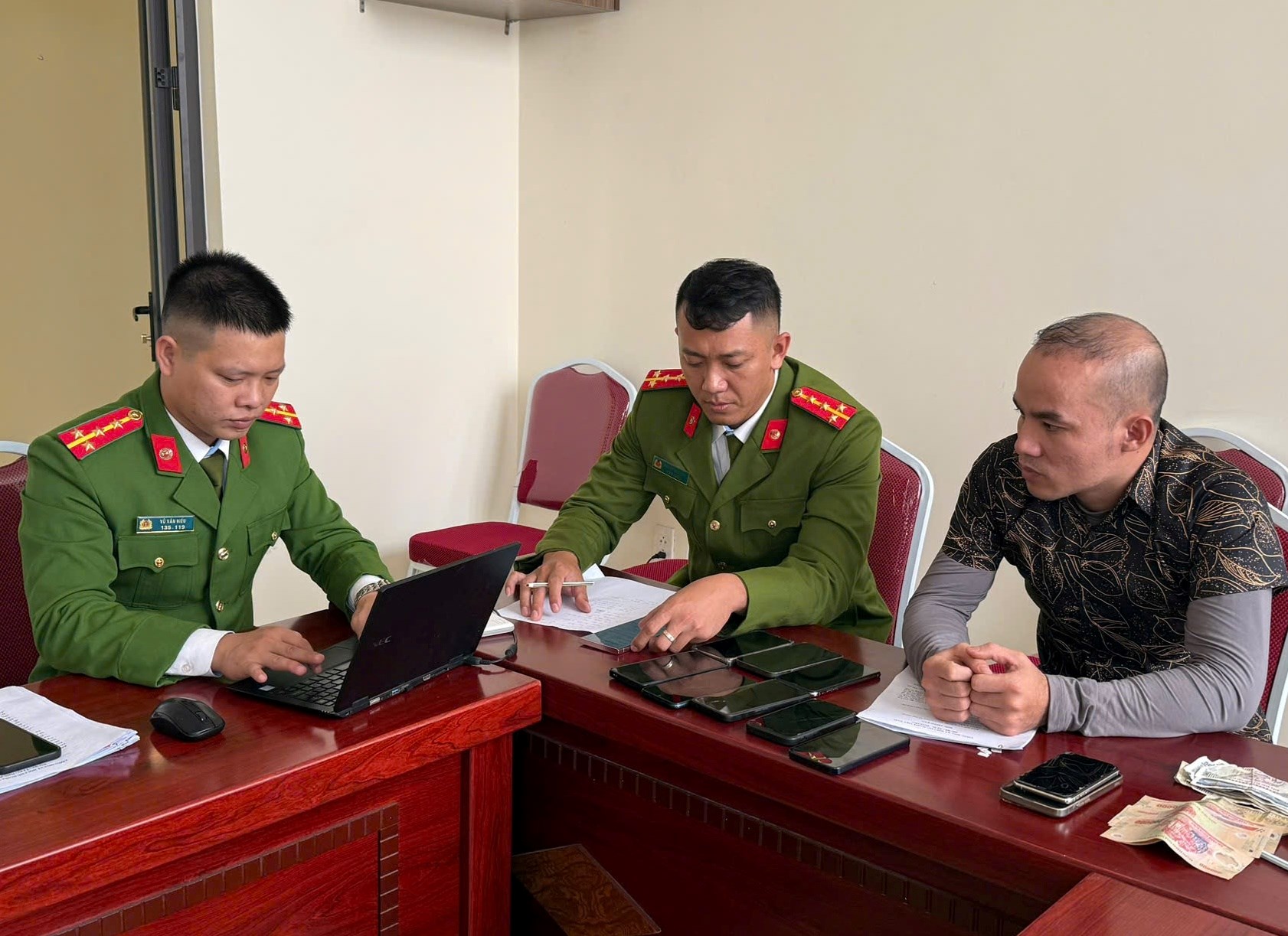C&ocirc;ng nh&acirc;n nh&agrave; m&aacute;y &ocirc; t&ocirc; trộm cắp 11 điện thọai của đồng nghiệp tại Hải Ph&ograve;ng - Ảnh 1.