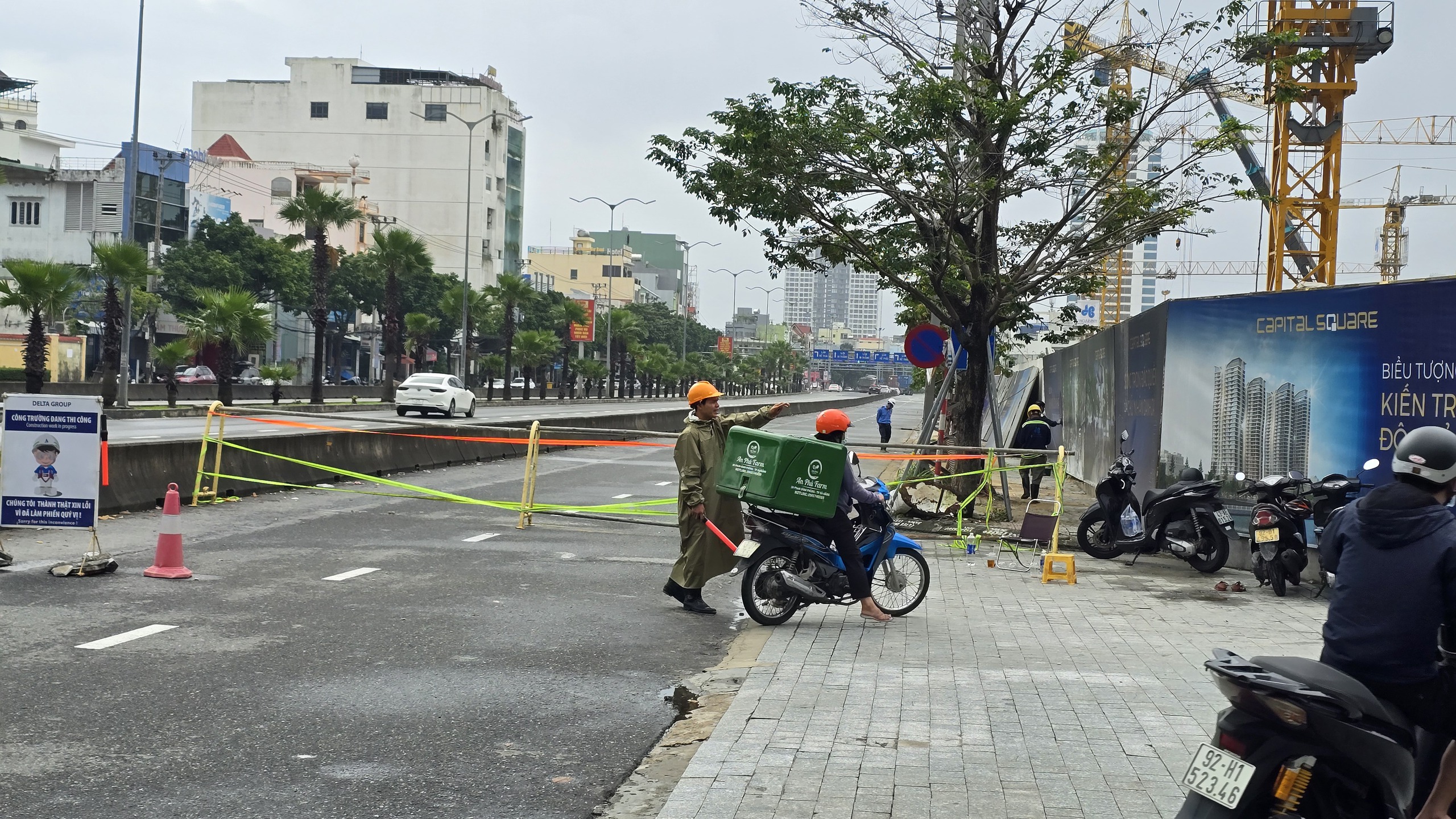 Vụ hố tử thần Đ&agrave; Nẵng: Nguy cơ sụt l&uacute;n tr&ecirc;n đường Ng&ocirc; Quyền - Ảnh 1.