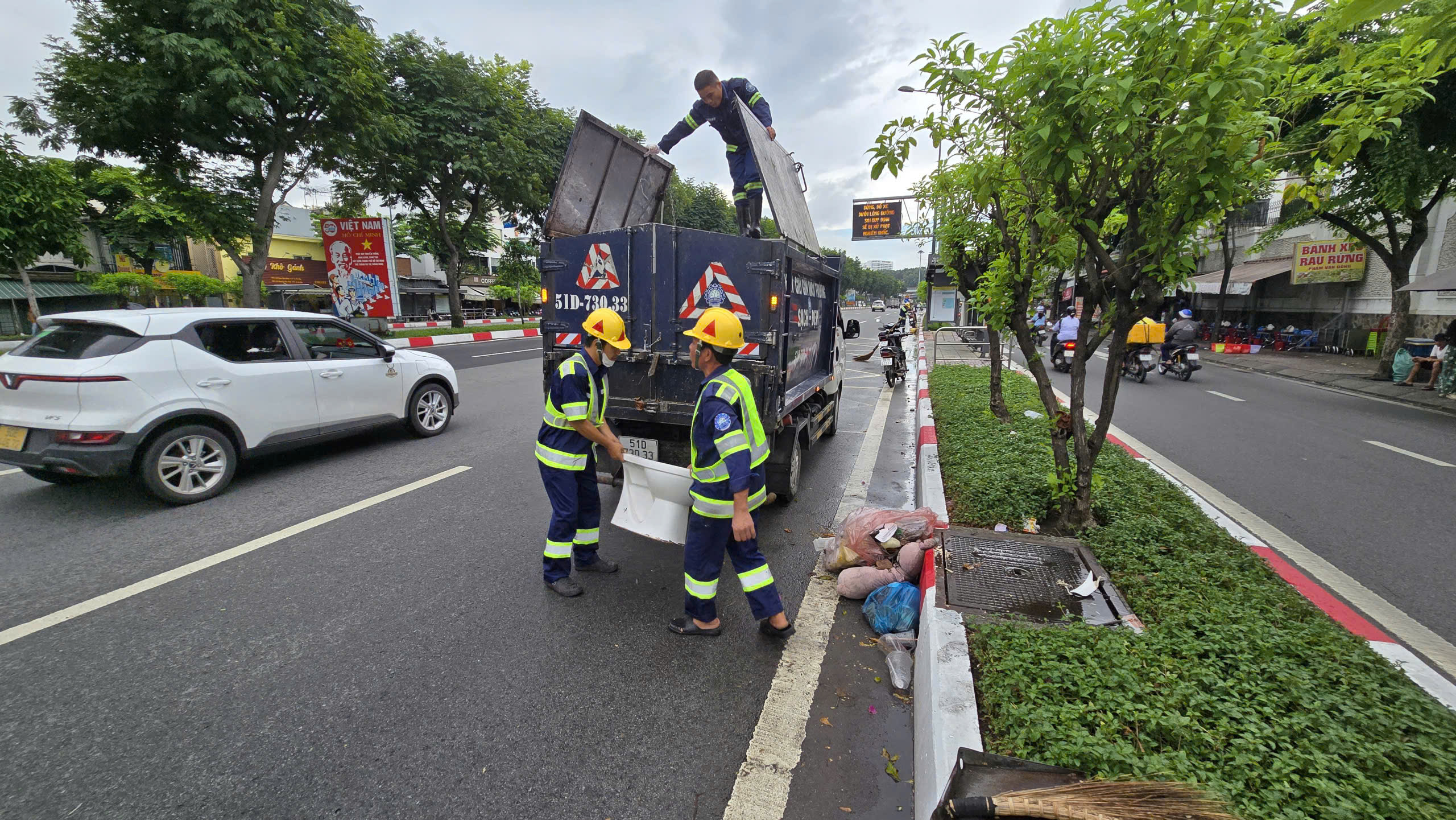 Phường đ&atilde; dọn 1 tấn r&aacute;c tr&ecirc;n đường Phạm Văn Đồng; sẽ tuần tra chốt chặn, lắp camera để xử l&yacute; vi phạm - Ảnh 1.