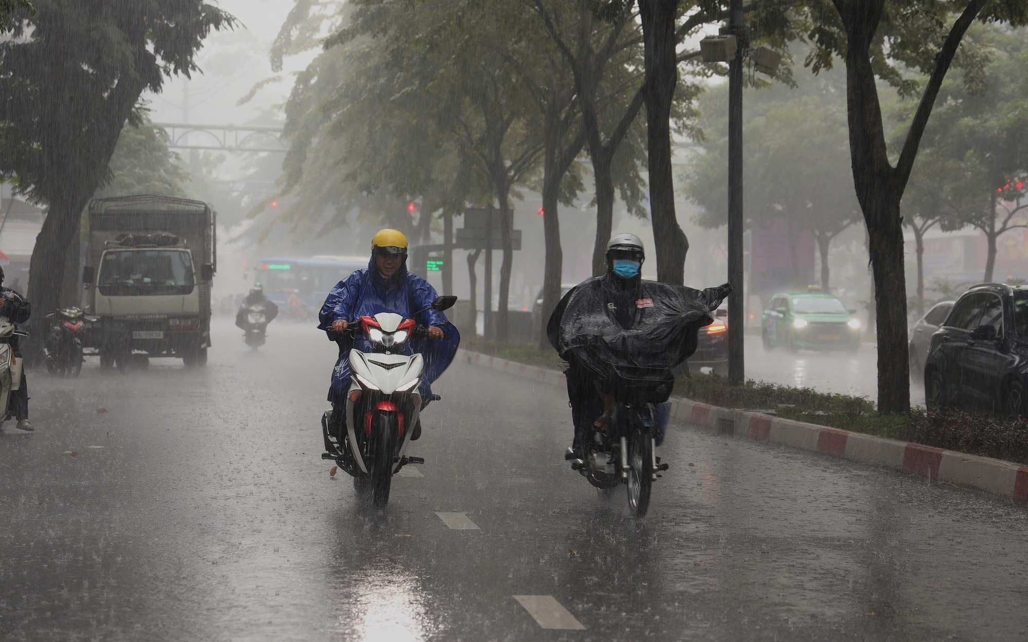 Dự báo thời tiết hôm nay, 4-12: Một số phường, xã ở TPHCM có mưa, dông kèm sét