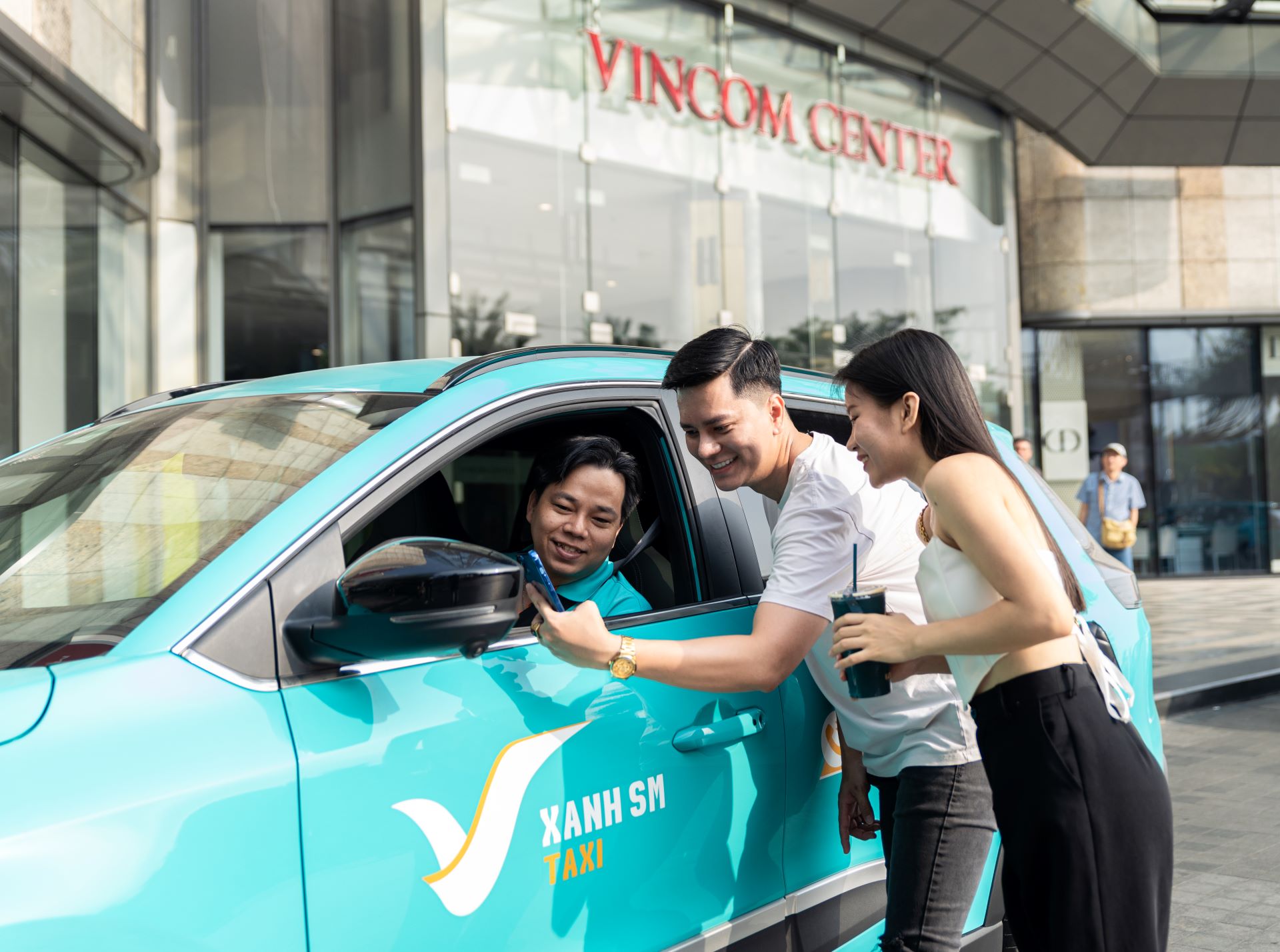 2,3 triệu lượt khách “phá đảo” Vincom Black Friday 2025, tạo cú bùng nổ cho mùa lễ hội cuối năm - Ảnh 4.