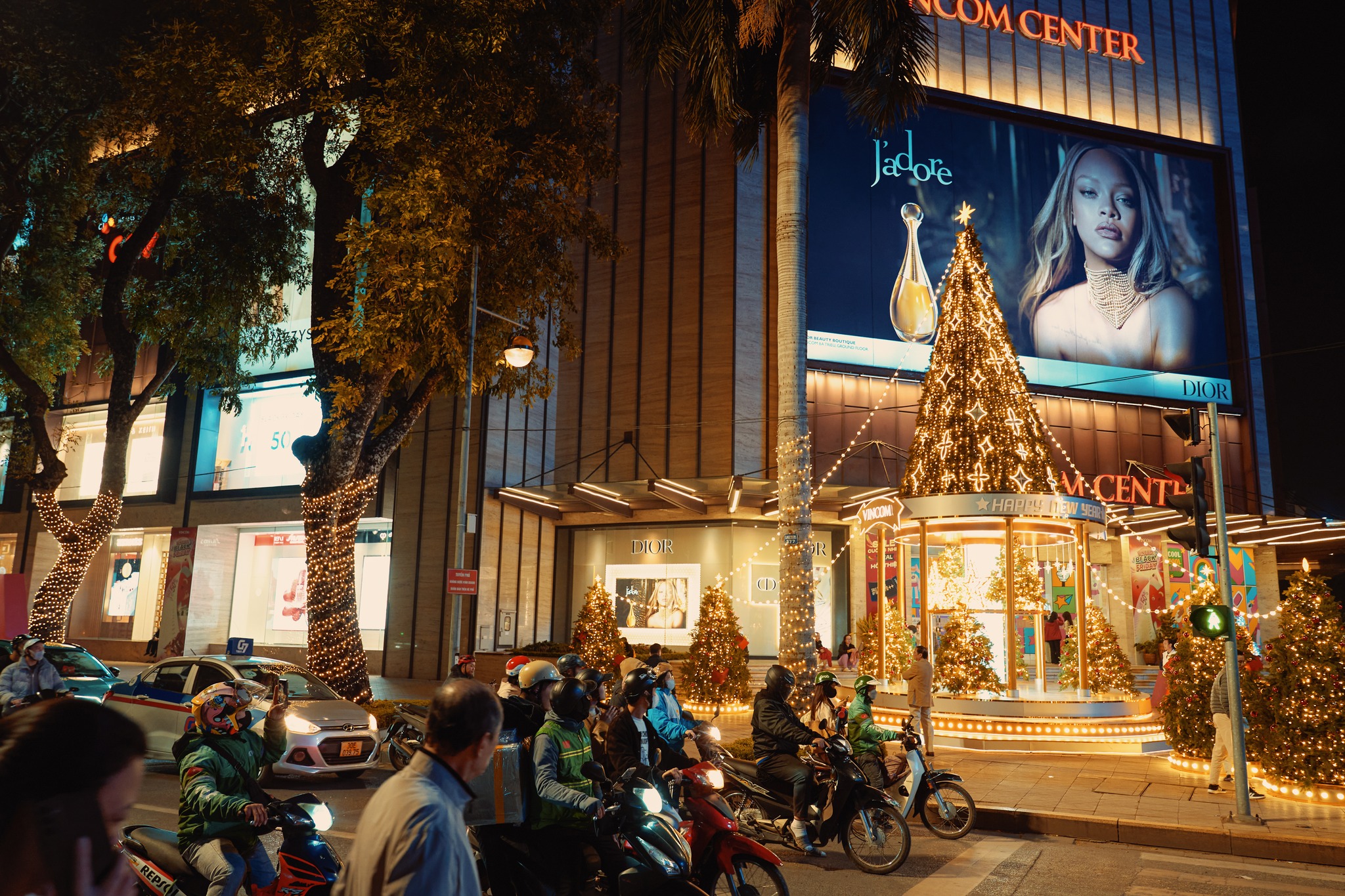 2,3 triệu lượt khách “phá đảo” Vincom Black Friday 2025, tạo cú bùng nổ cho mùa lễ hội cuối năm - Ảnh 5.