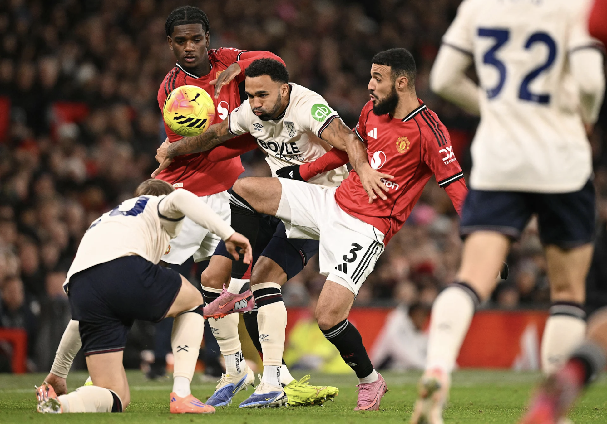 Đánh rơi chiến thắng sân nhà, Man United lỡ Top 5 Ngoại hạng - Ảnh 1.