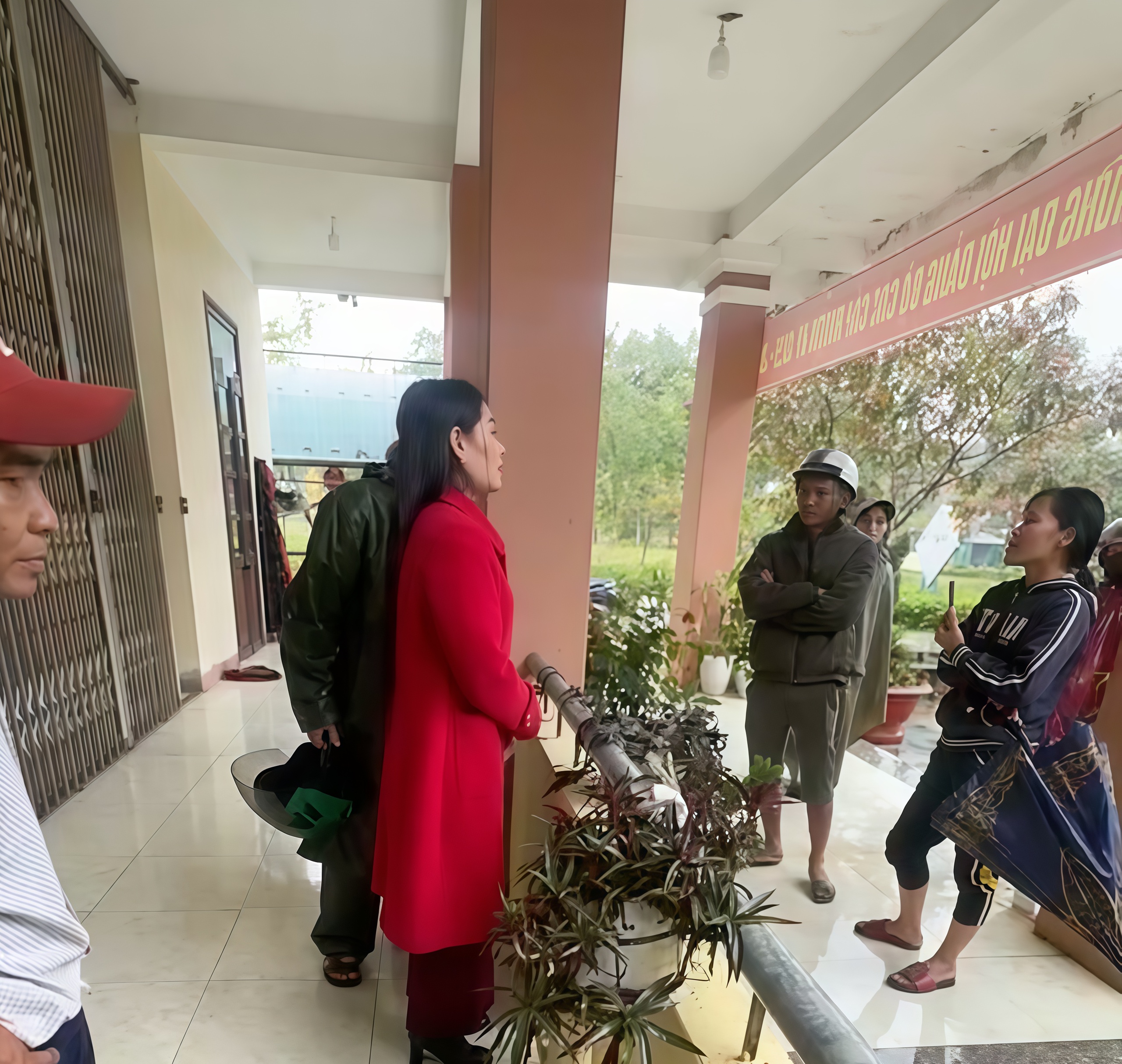 Phó Hiệu trưởng Đỗ Thị Hồng Huế trở lại, trường học tiếp tục "dậy sóng" - Ảnh 1.