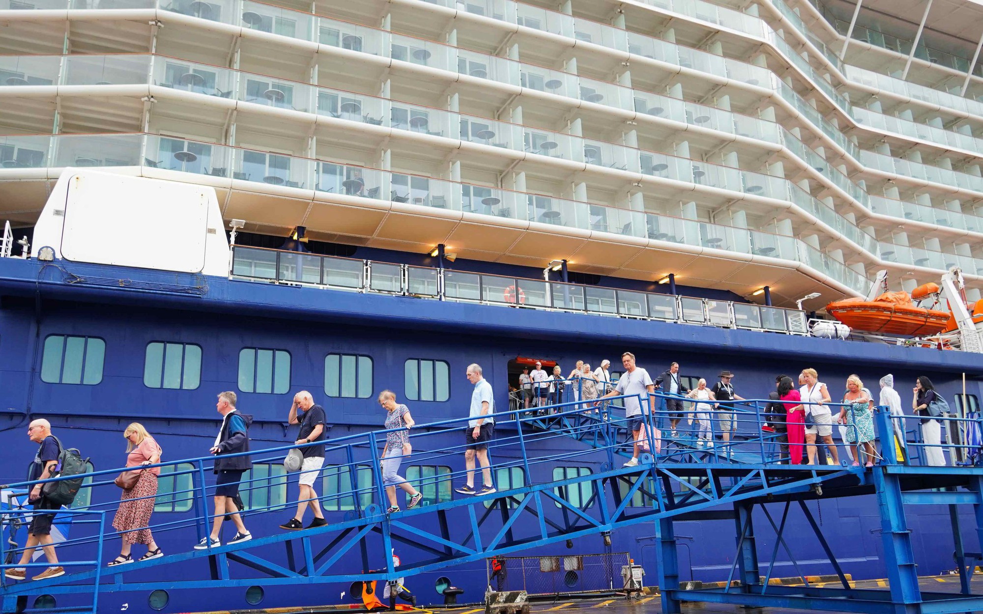 Cận cảnh tàu Celebrity Solstice trở lại Việt Nam, chở theo 2.500 du khách