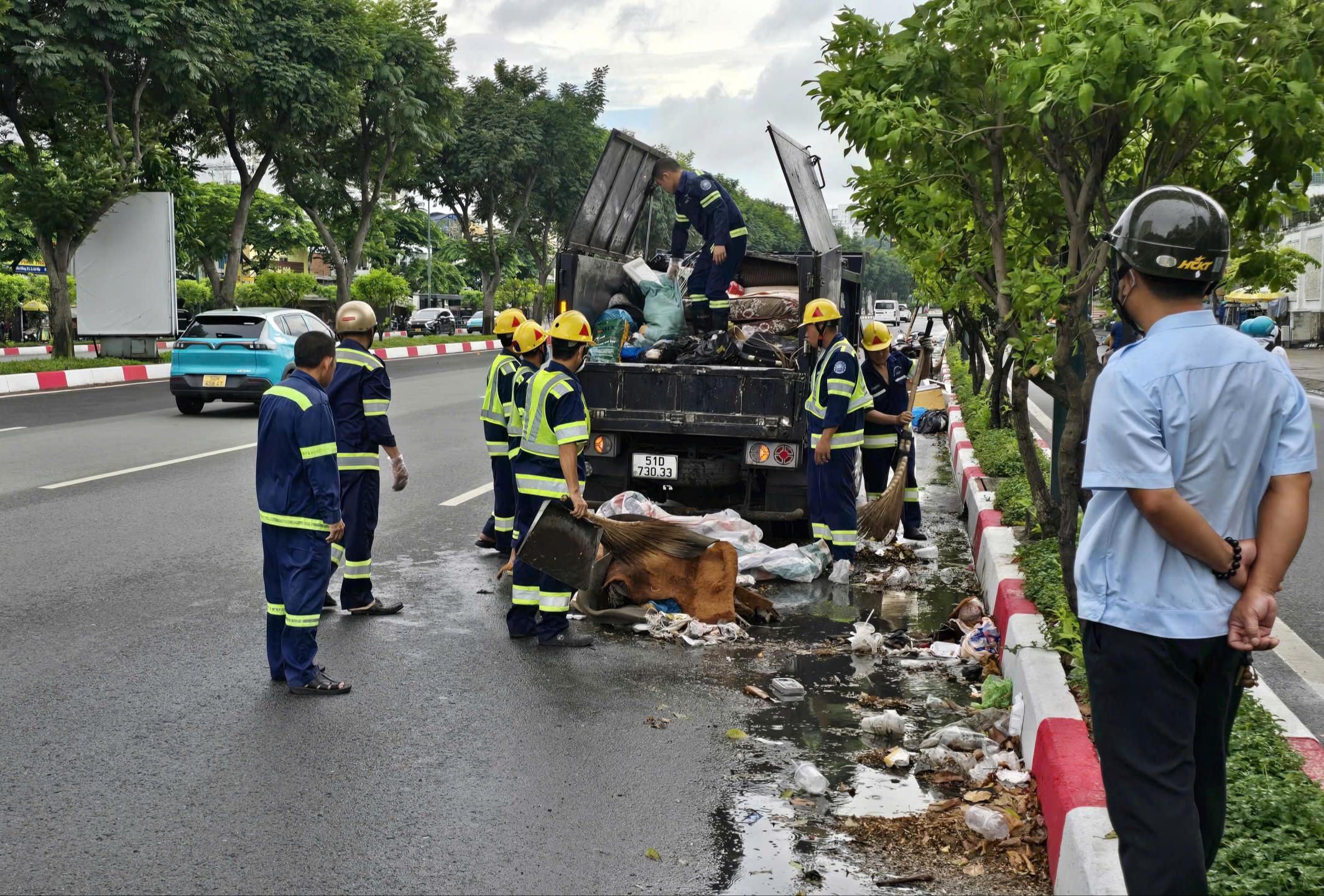 Phường đ&atilde; dọn 1 tấn r&aacute;c tr&ecirc;n đường Phạm Văn Đồng; sẽ tuần tra chốt chặn, lắp camera để xử l&yacute; vi phạm - Ảnh 3.