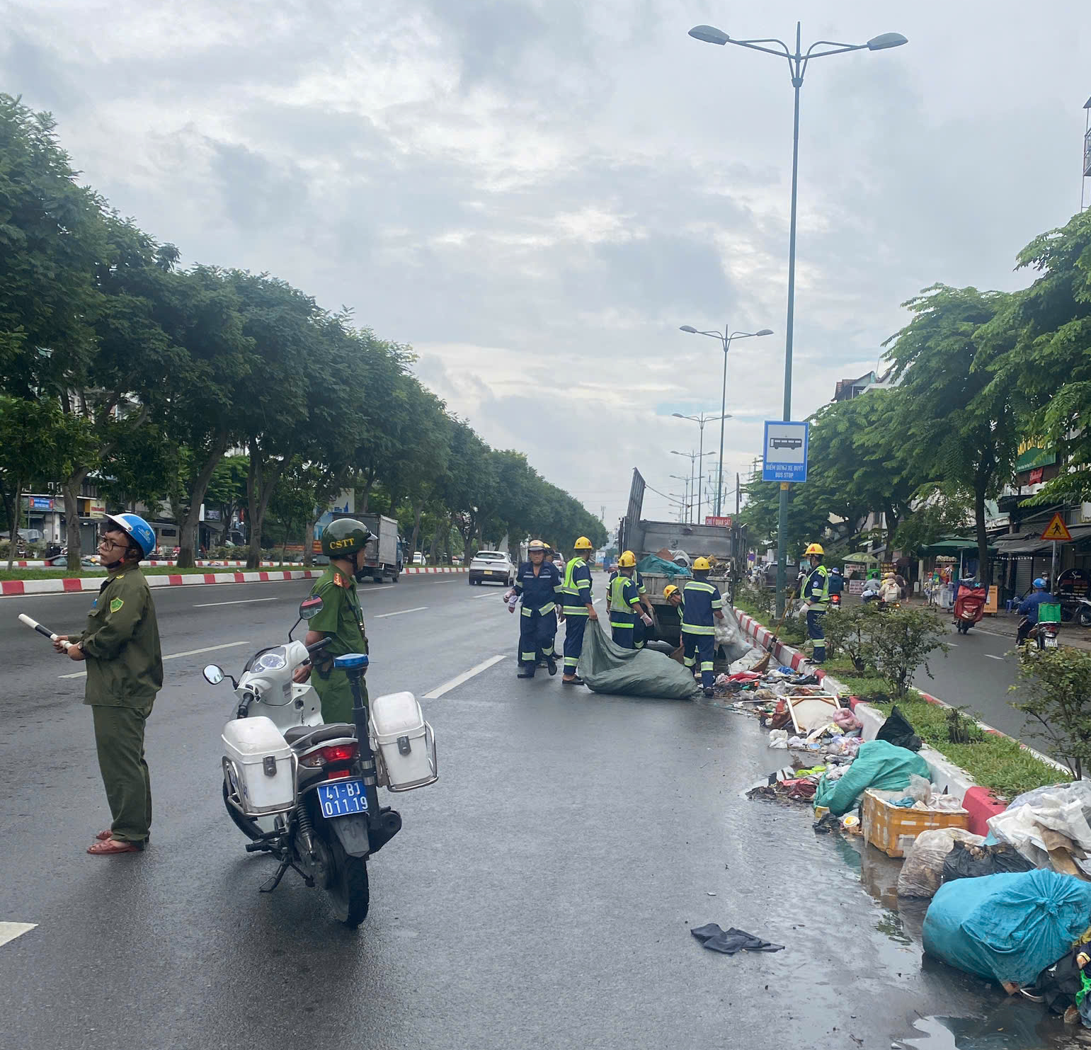 Phường đ&atilde; dọn 1 tấn r&aacute;c tr&ecirc;n đường Phạm Văn Đồng; sẽ tuần tra chốt chặn, lắp camera để xử l&yacute; vi phạm - Ảnh 4.