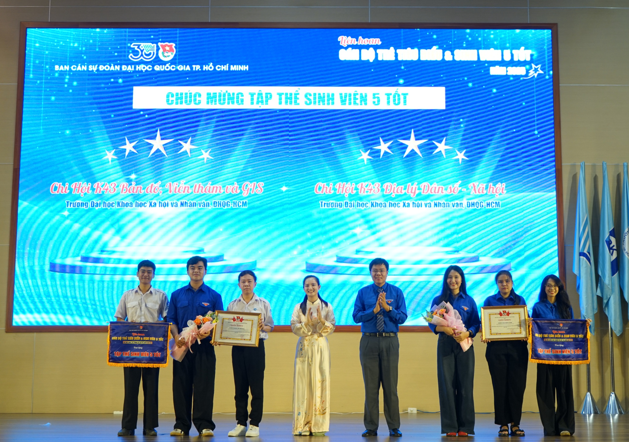 Vinh danh 113 c&aacute;n bộ trẻ ti&ecirc;u biểu v&agrave; 448 sinh vi&ecirc;n 5 tốt ĐHQG TPHCM - Ảnh 1.