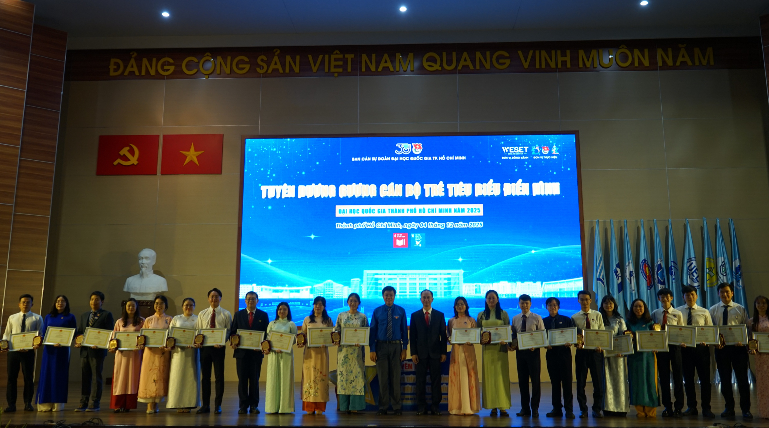 Vinh danh 113 c&aacute;n bộ trẻ ti&ecirc;u biểu v&agrave; 448 sinh vi&ecirc;n 5 tốt ĐHQG TPHCM - Ảnh 4.