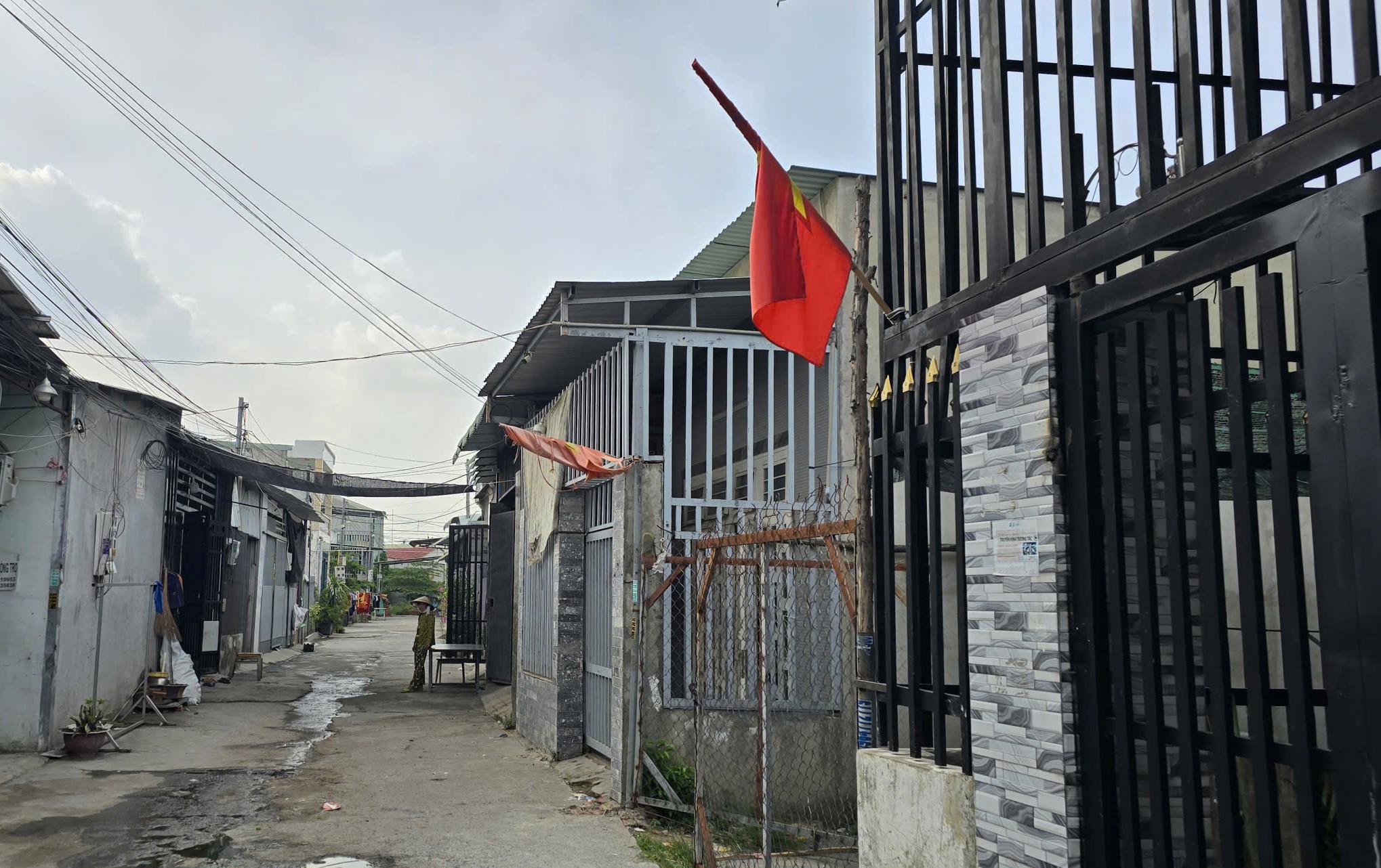 Số phận hàng chục căn nhà "xây trên đất người khác" ở TPHCM - Ảnh 1.