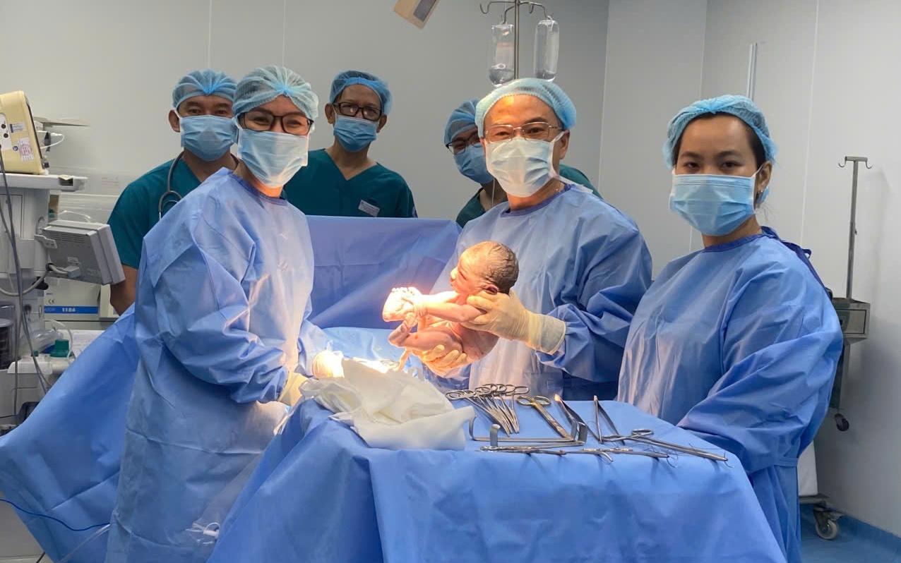 Vượt biển lúc nửa đêm, thai phụ kịp sinh con khỏe mạnh ở Bệnh viện Từ Dũ tại Cần Giờ