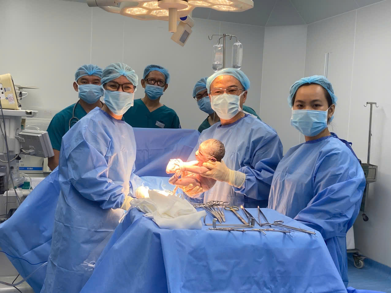 Vượt biển lúc nửa đêm, thai phụ kịp sinh con khoẻ mạnh tại Bệnh viện Từ Dũ cơ sở 2 - Ảnh 3.