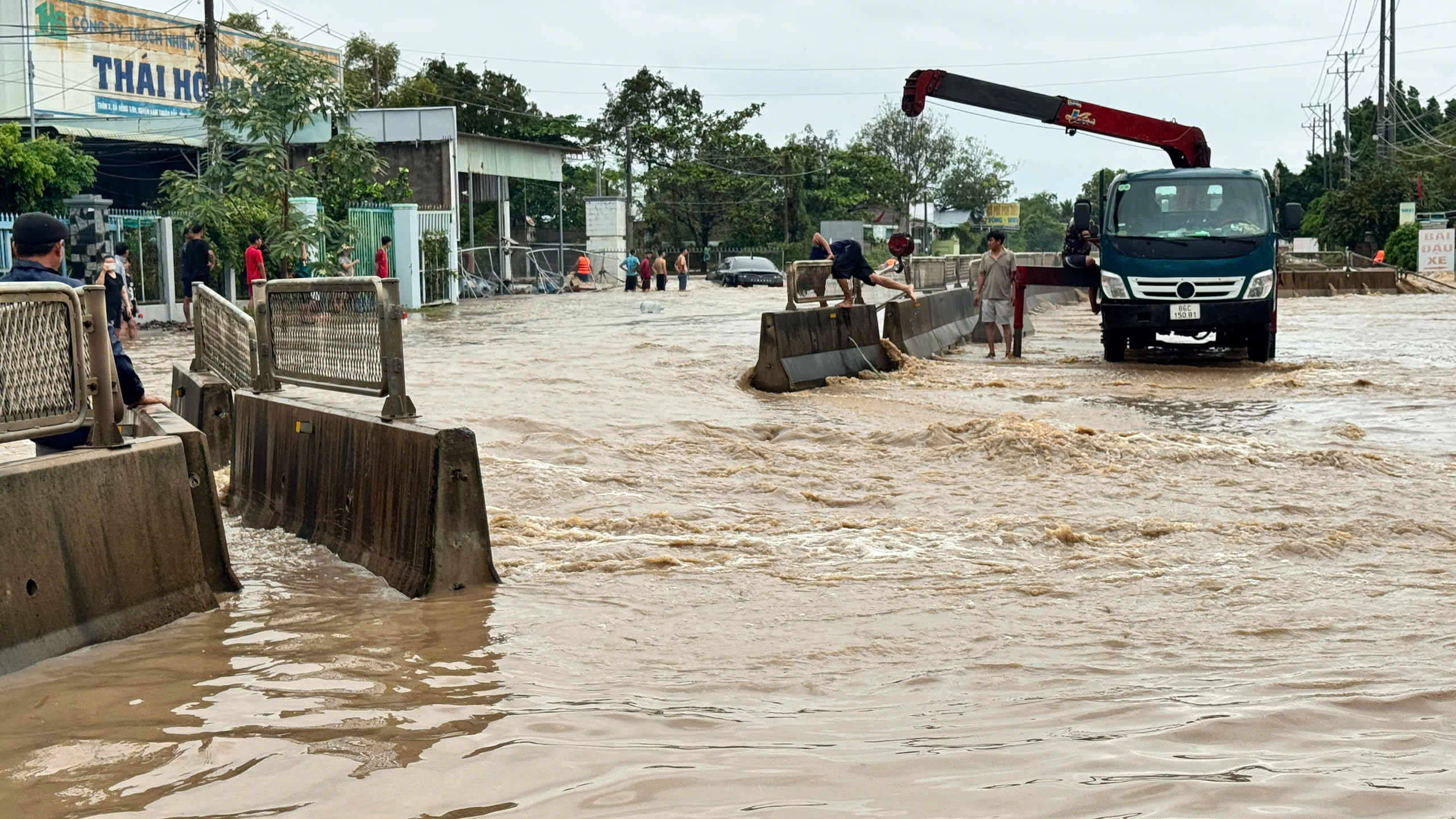 Nước lũ về nhanh trong đêm, Quốc lộ 1 bị chia cắt tại ngã ba Gộp – Lâm Đồng - Ảnh 1.
