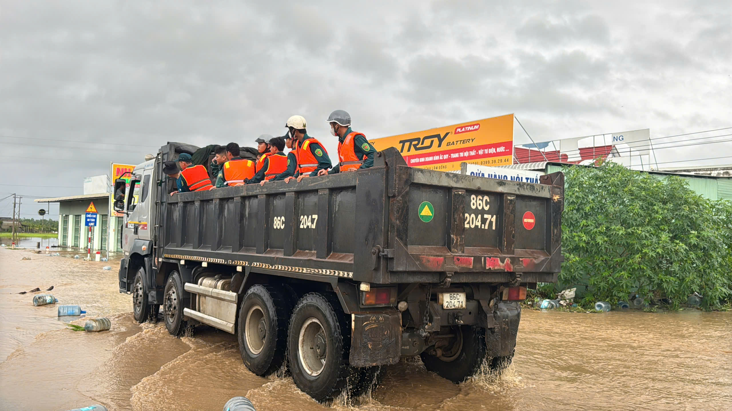 Nước lũ về nhanh trong đêm, Quốc lộ 1 bị chia cắt tại ngã ba Gộp – Lâm Đồng - Ảnh 2.