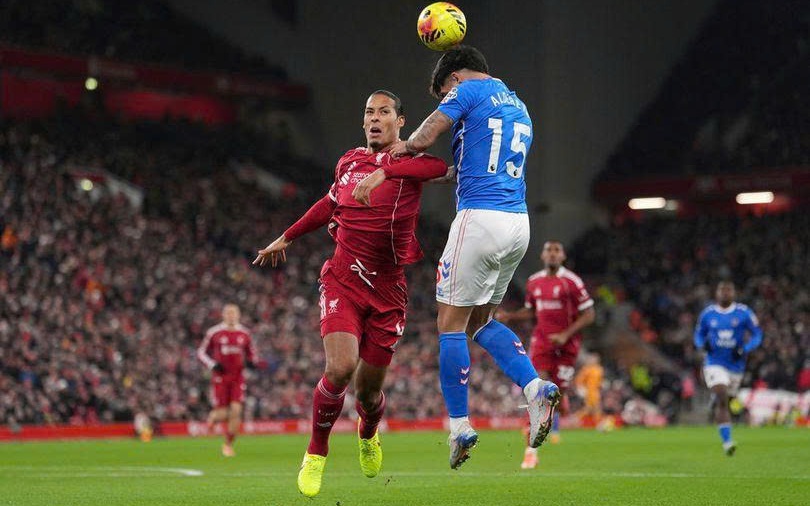Van Dijk và cái bóng nhạt nhòa của chính mình