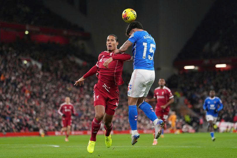 Van Dijk v&agrave; c&aacute;i b&oacute;ng nhạt nh&ograve;a của ch&iacute;nh m&igrave;nh - Ảnh 1.