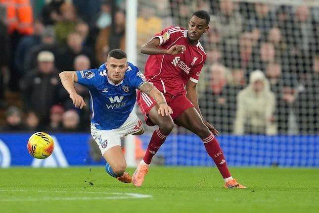 Van Dijk v&agrave; c&aacute;i b&oacute;ng nhạt nh&ograve;a của ch&iacute;nh m&igrave;nh - Ảnh 2.