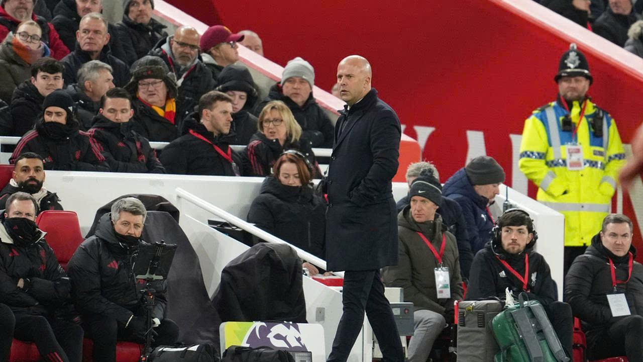 Van Dijk v&agrave; c&aacute;i b&oacute;ng nhạt nh&ograve;a của ch&iacute;nh m&igrave;nh - Ảnh 4.