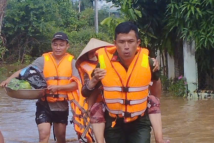 Tự ý rời điểm tránh trú bơi về nhà, người đàn ông bị nước lũ cuốn tử vong - Ảnh 1.