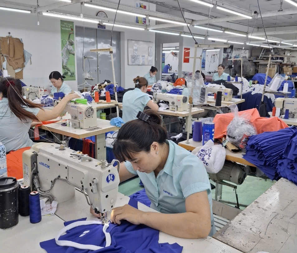 Nghỉ Tết hơn 14 ngày, người lao động có phải đóng BHXH, bảo hiểm y tế? - Ảnh 1.