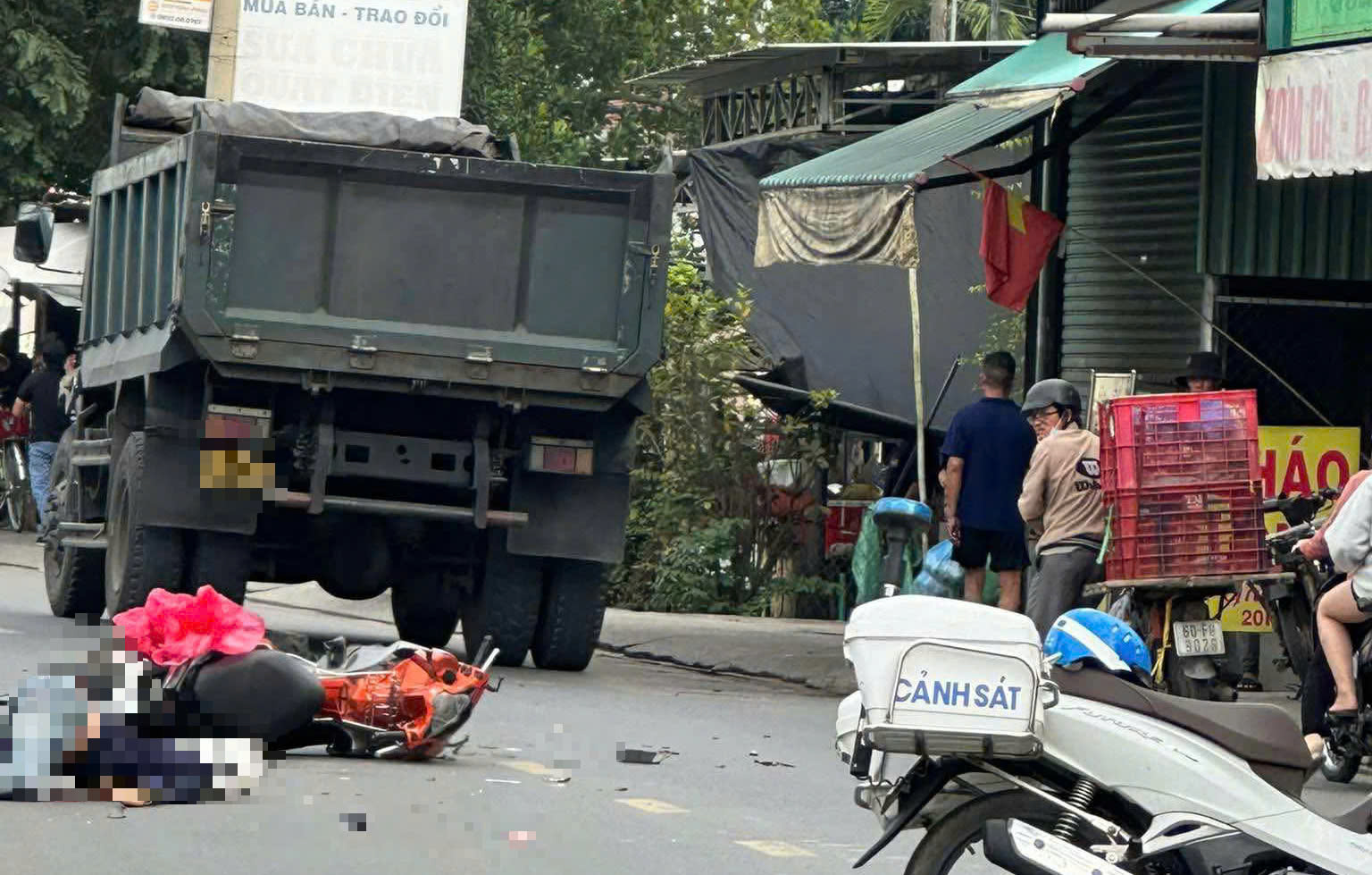 Tai nạn giao th&ocirc;ng nghi&ecirc;m trọng ở x&atilde; B&agrave; Điểm, 1 người đ&agrave;n &ocirc;ng tử vong - Ảnh 1.