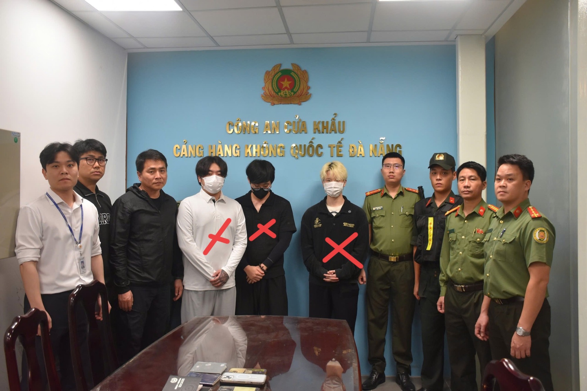 Đ&agrave; Nẵng t&oacute;m gọn 3 nghi phạm bị Interpol truy n&atilde; đỏ, b&agrave;n giao H&agrave;n Quốc xử l&yacute; - Ảnh 1.