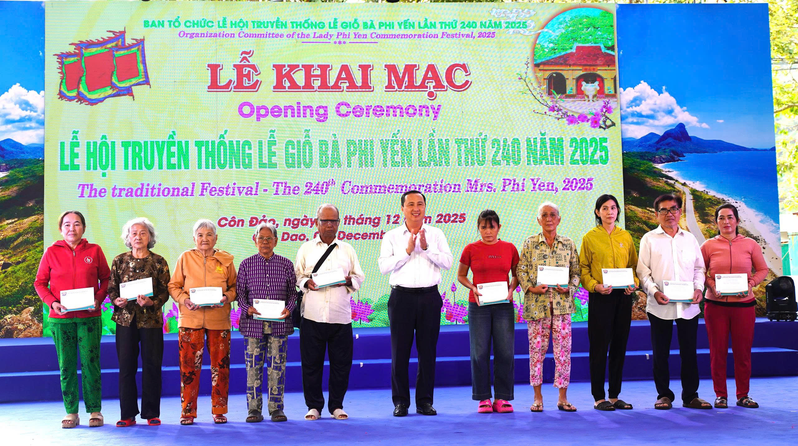 Du kh&aacute;ch nước ngo&agrave;i h&aacute;o hức được tham gia Lễ giỗ B&agrave; Phi Yến lần thứ 240 - Ảnh 2.