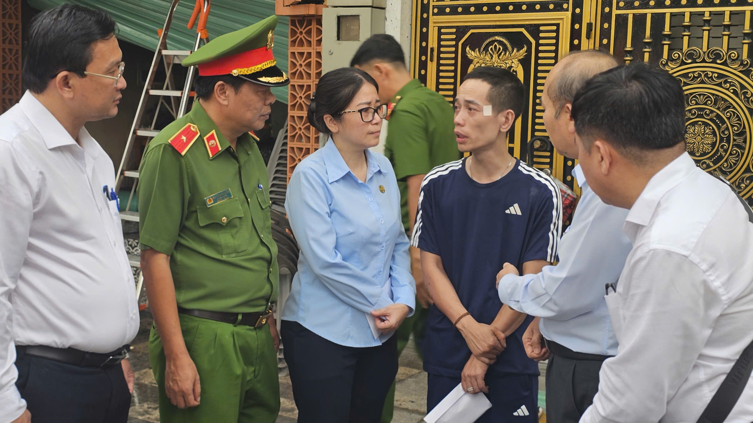 Ph&oacute; Chủ tịch UBND TPHCM Trần Văn Bảy đến hiện trường vụ ch&aacute;y 6 người thương vong, chỉ đạo khắc phục - Ảnh 2.