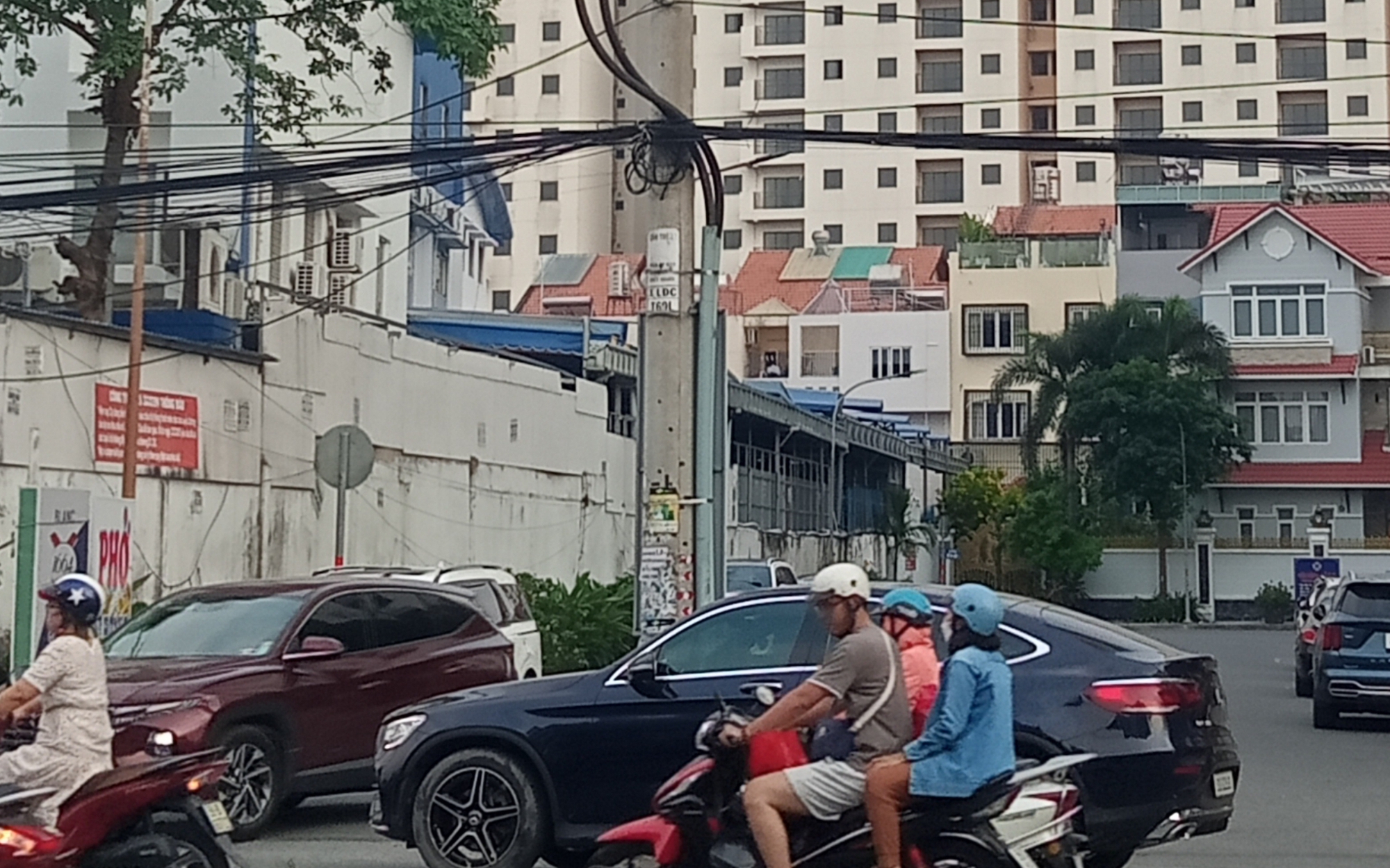 Trụ điện giữa đường