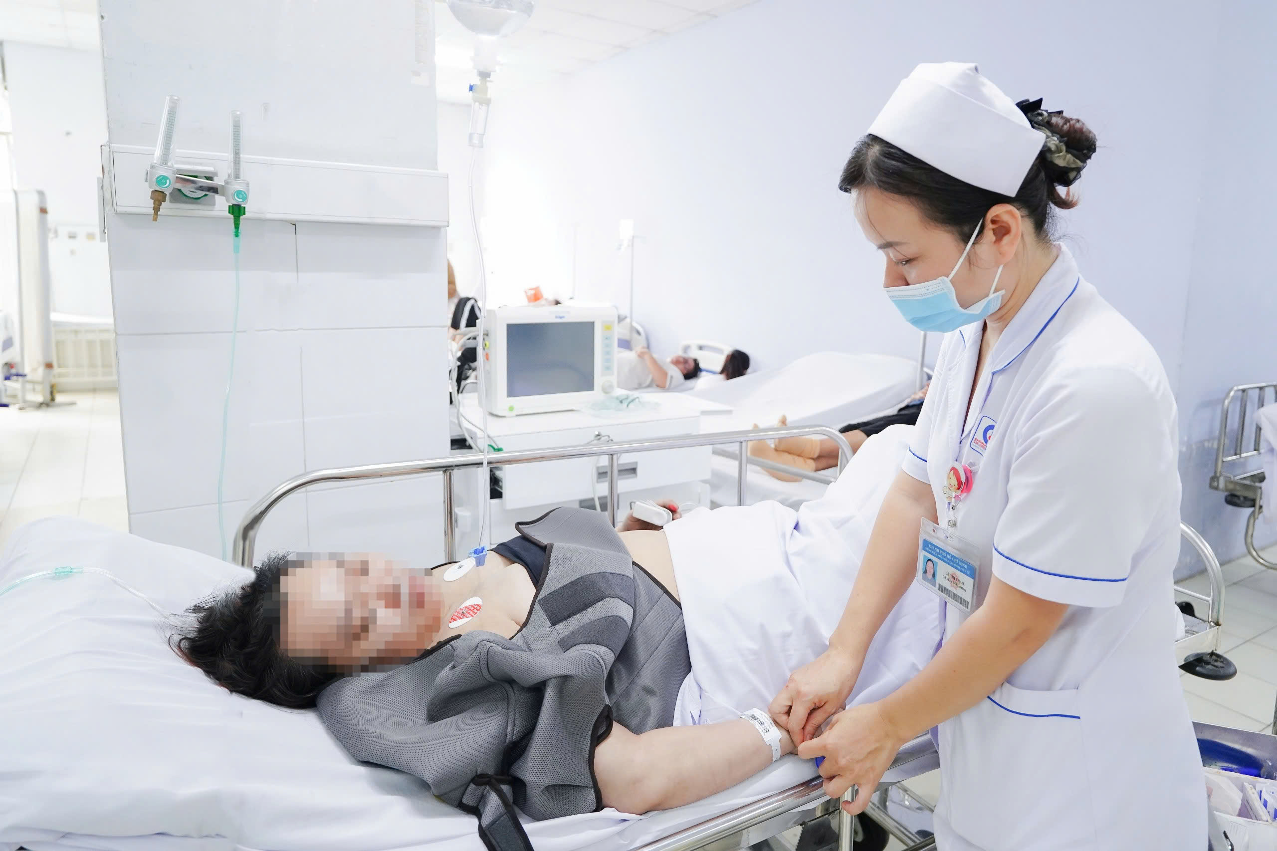 Nạn nhân vụ cháy đường Trần Hưng Đạo, TP HCM thở ECMO - Ảnh 1.