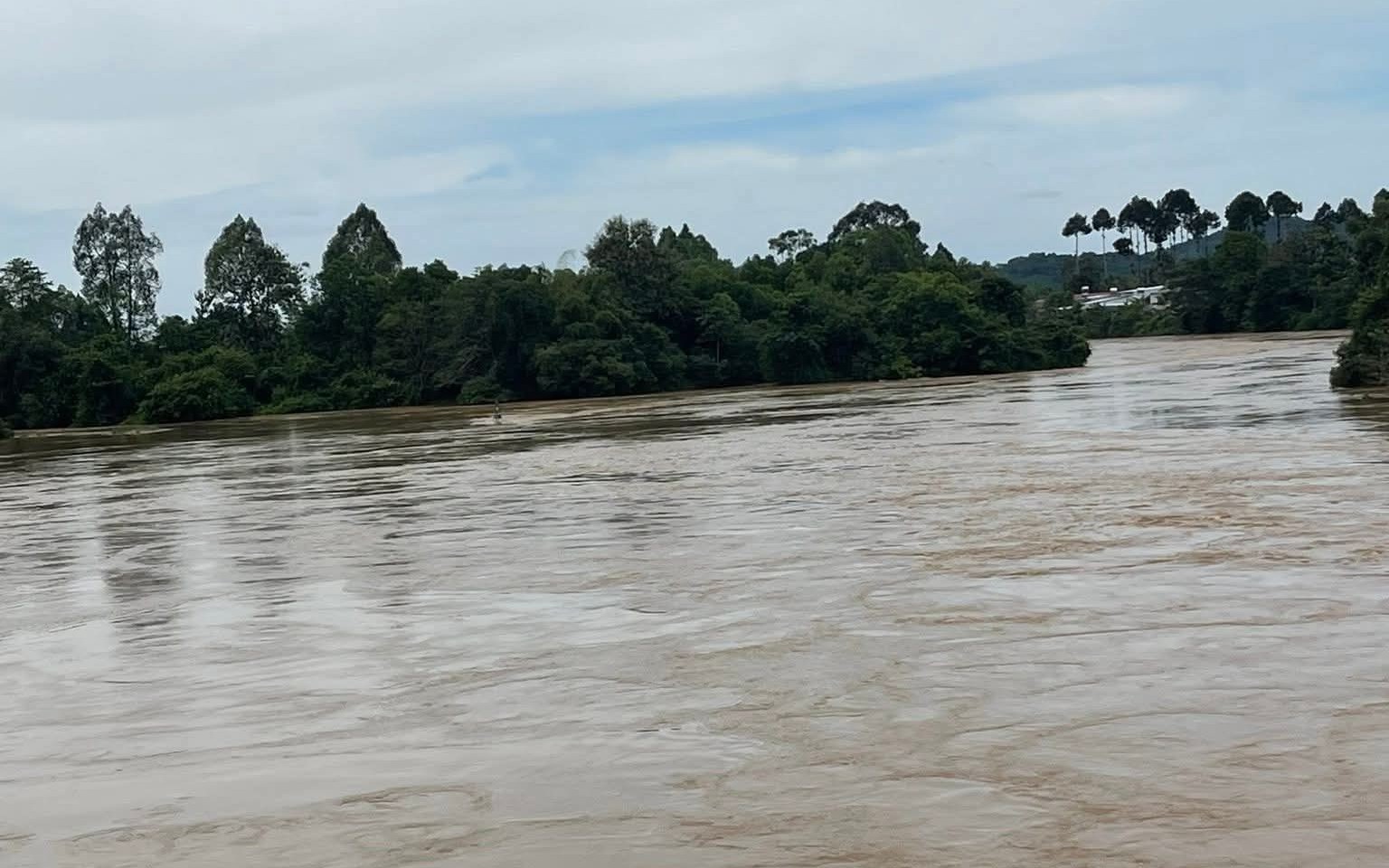 Mực nước sông La Ngà và vùng hạ lưu sông Đồng Nai khá cao, cảnh báo ngập lụt, sạt lở bờ sông