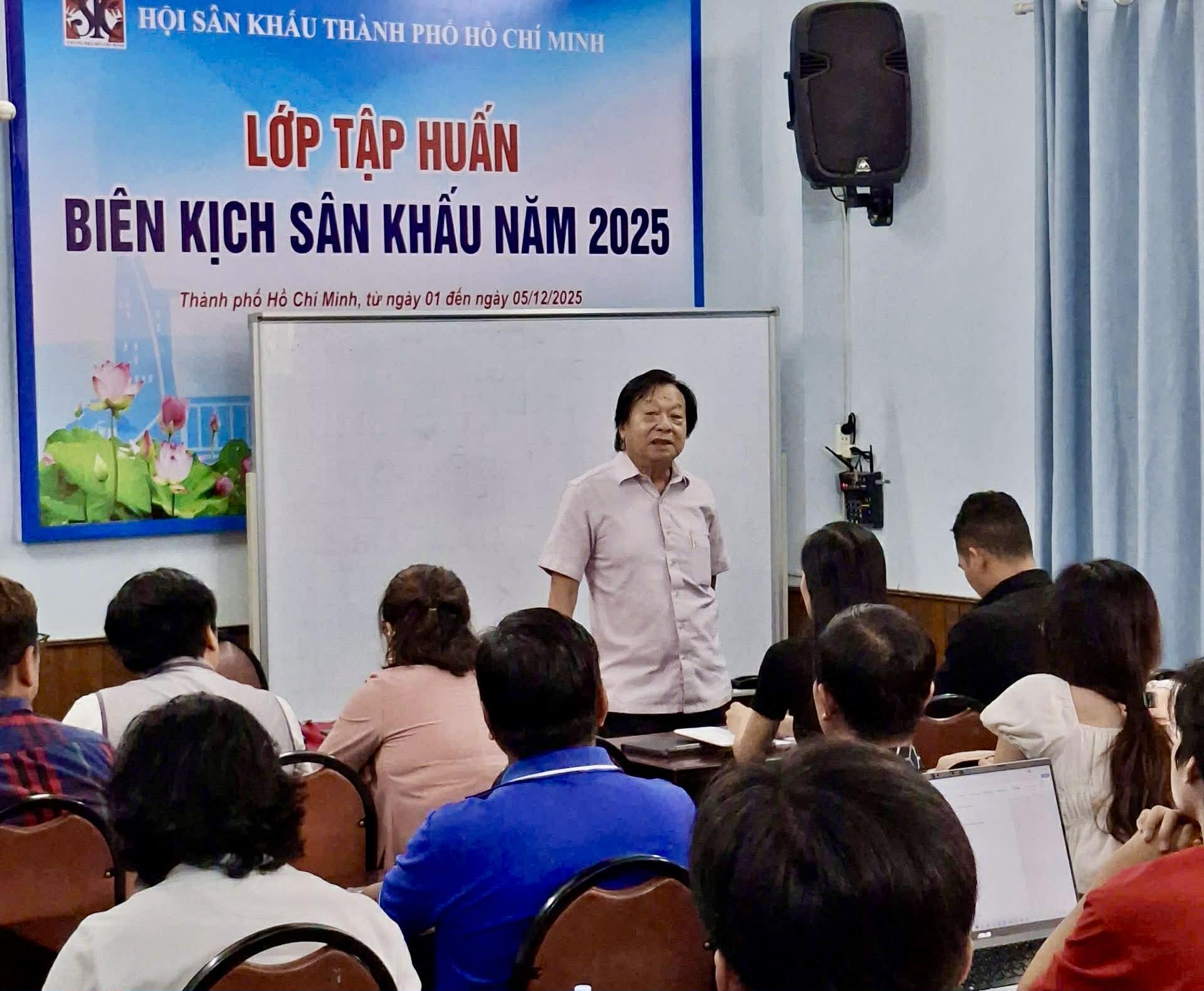 NSND Trần Ngọc Gi&agrave;u đ&aacute;nh gi&aacute; cao lớp tập huấn bi&ecirc;n kịch s&acirc;n khấu 2025 - Ảnh 1.