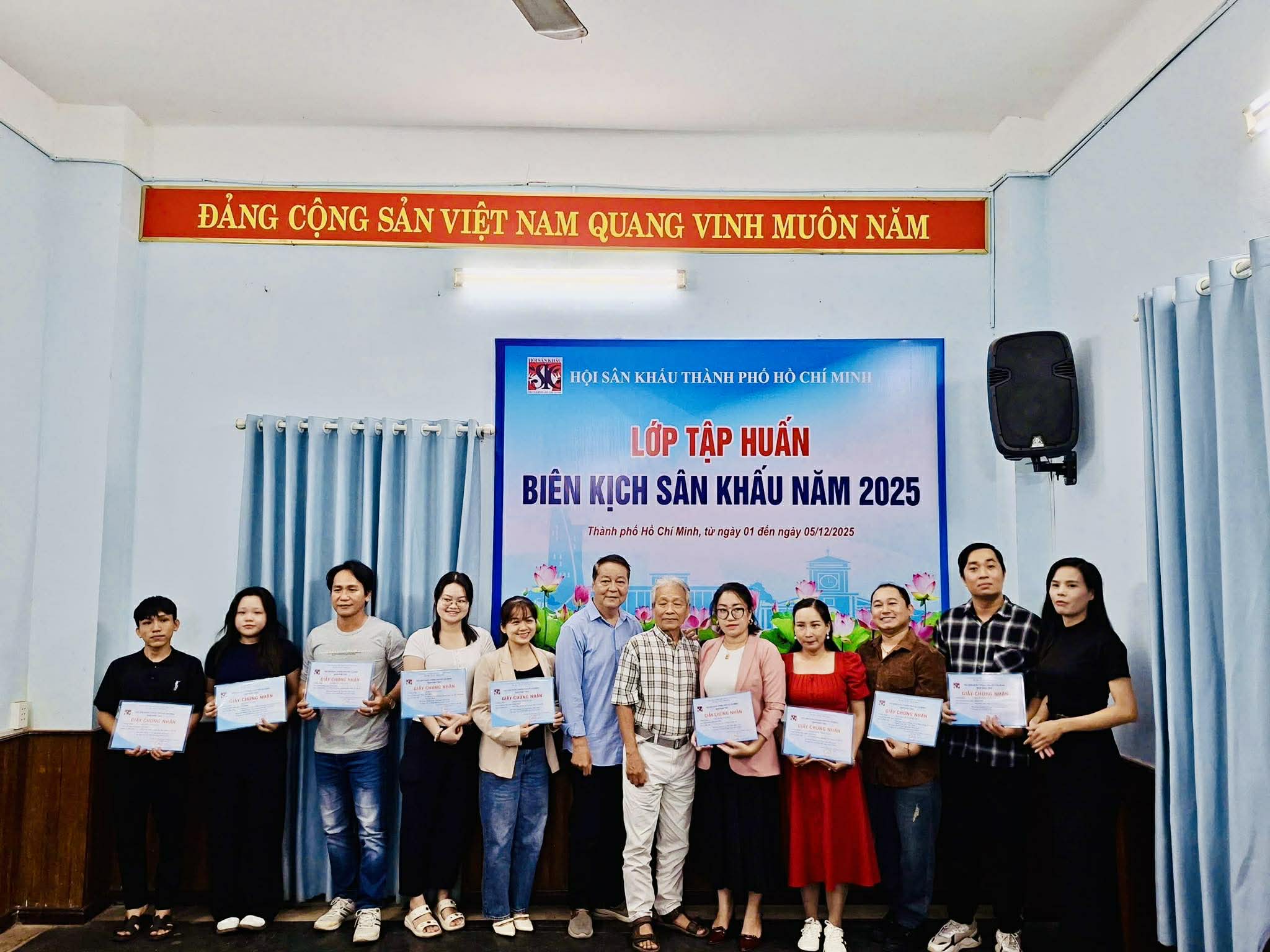NSND Trần Ngọc Gi&agrave;u đ&aacute;nh gi&aacute; cao lớp tập huấn bi&ecirc;n kịch s&acirc;n khấu 2025 - Ảnh 4.