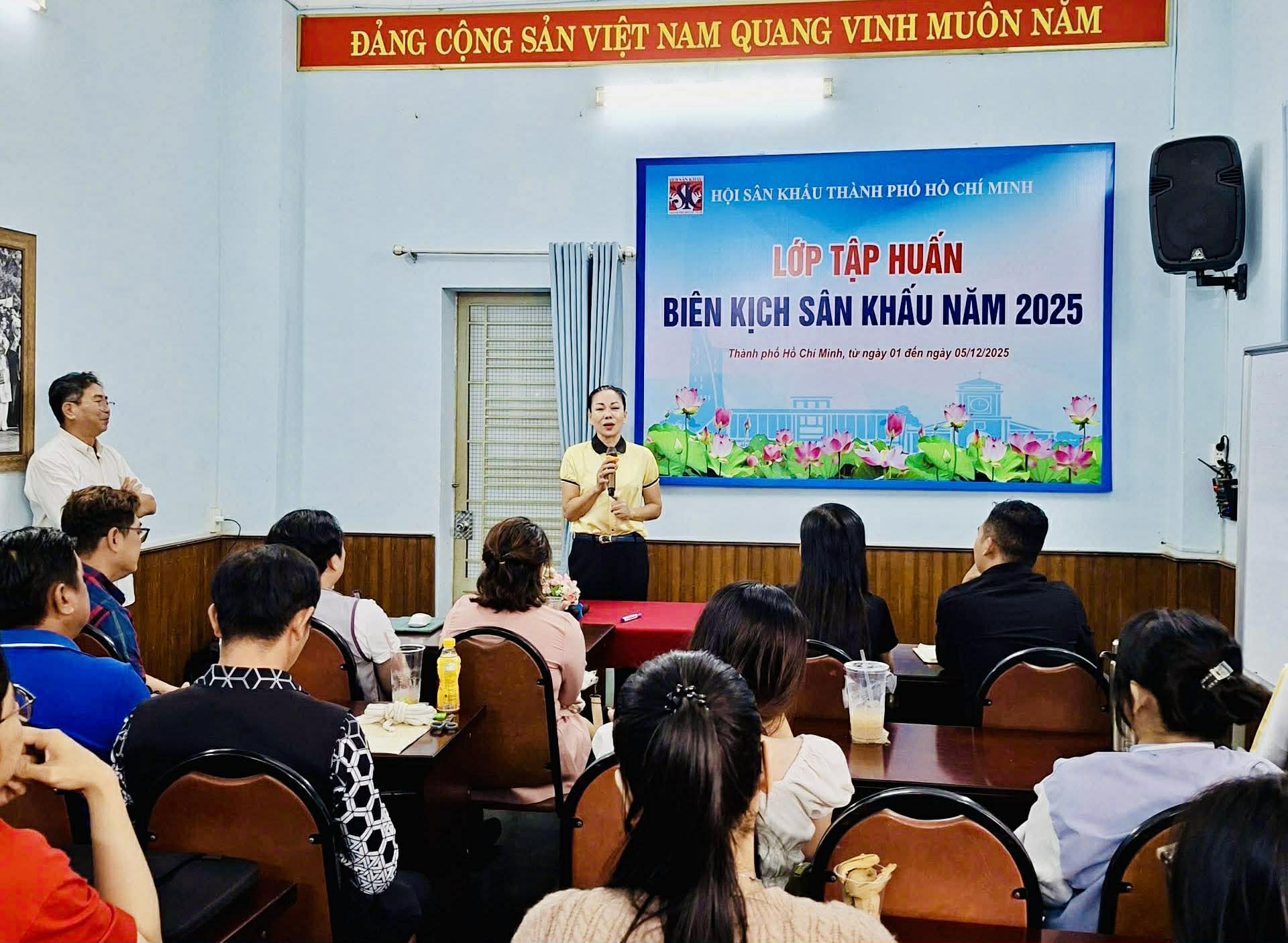 NSND Trần Ngọc Gi&agrave;u đ&aacute;nh gi&aacute; cao lớp tập huấn bi&ecirc;n kịch s&acirc;n khấu 2025 - Ảnh 3.
