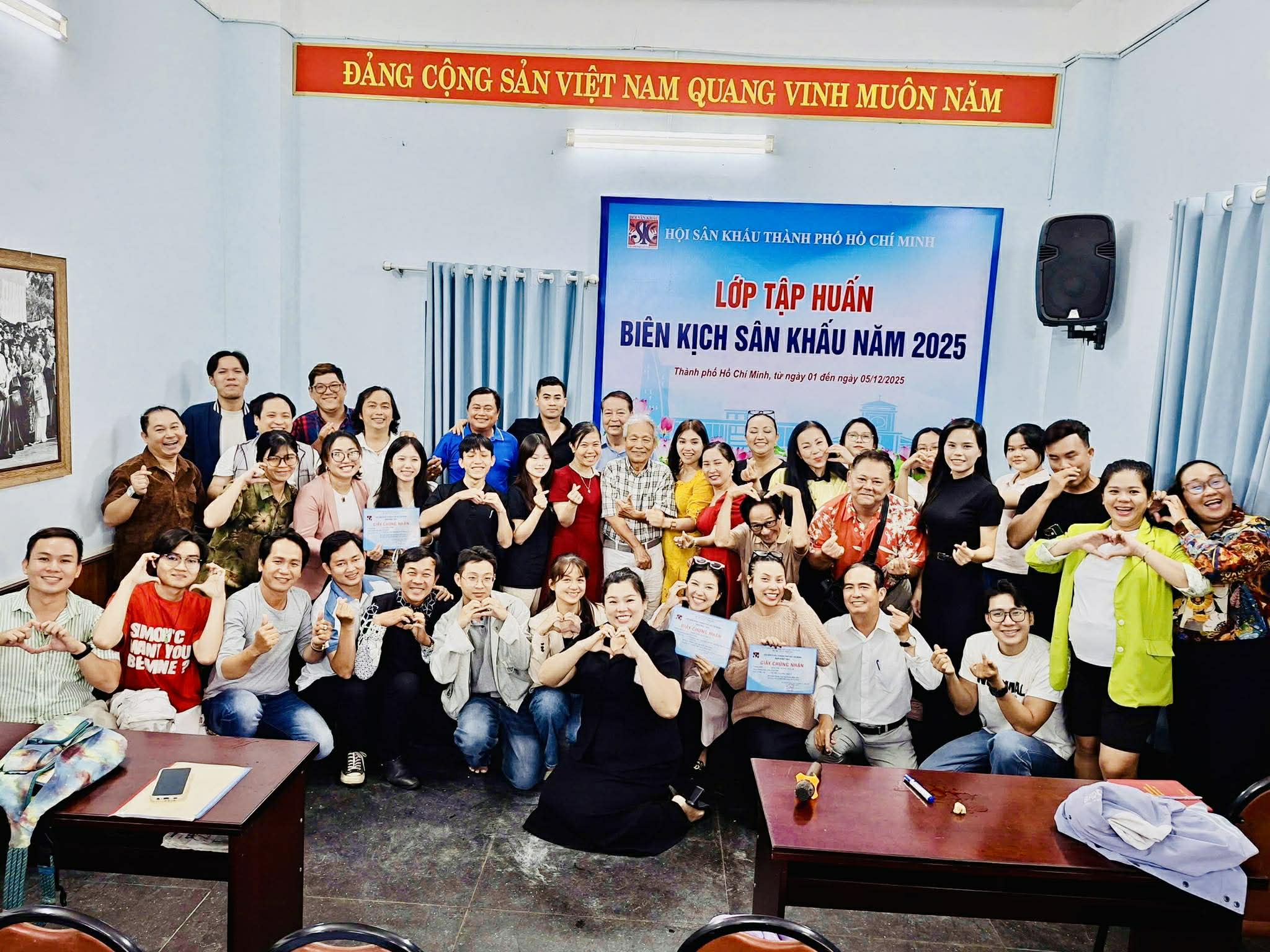 NSND Trần Ngọc Gi&agrave;u đ&aacute;nh gi&aacute; cao lớp tập huấn bi&ecirc;n kịch s&acirc;n khấu 2025 - Ảnh 2.