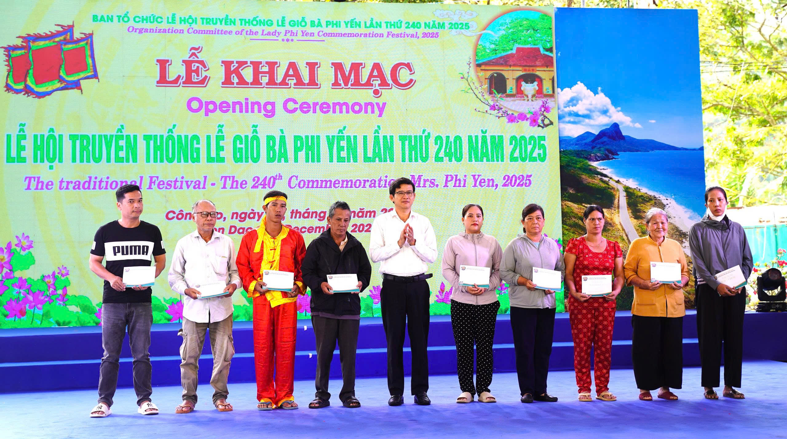 Du kh&aacute;ch nước ngo&agrave;i h&aacute;o hức được tham gia Lễ giỗ B&agrave; Phi Yến lần thứ 240 - Ảnh 3.
