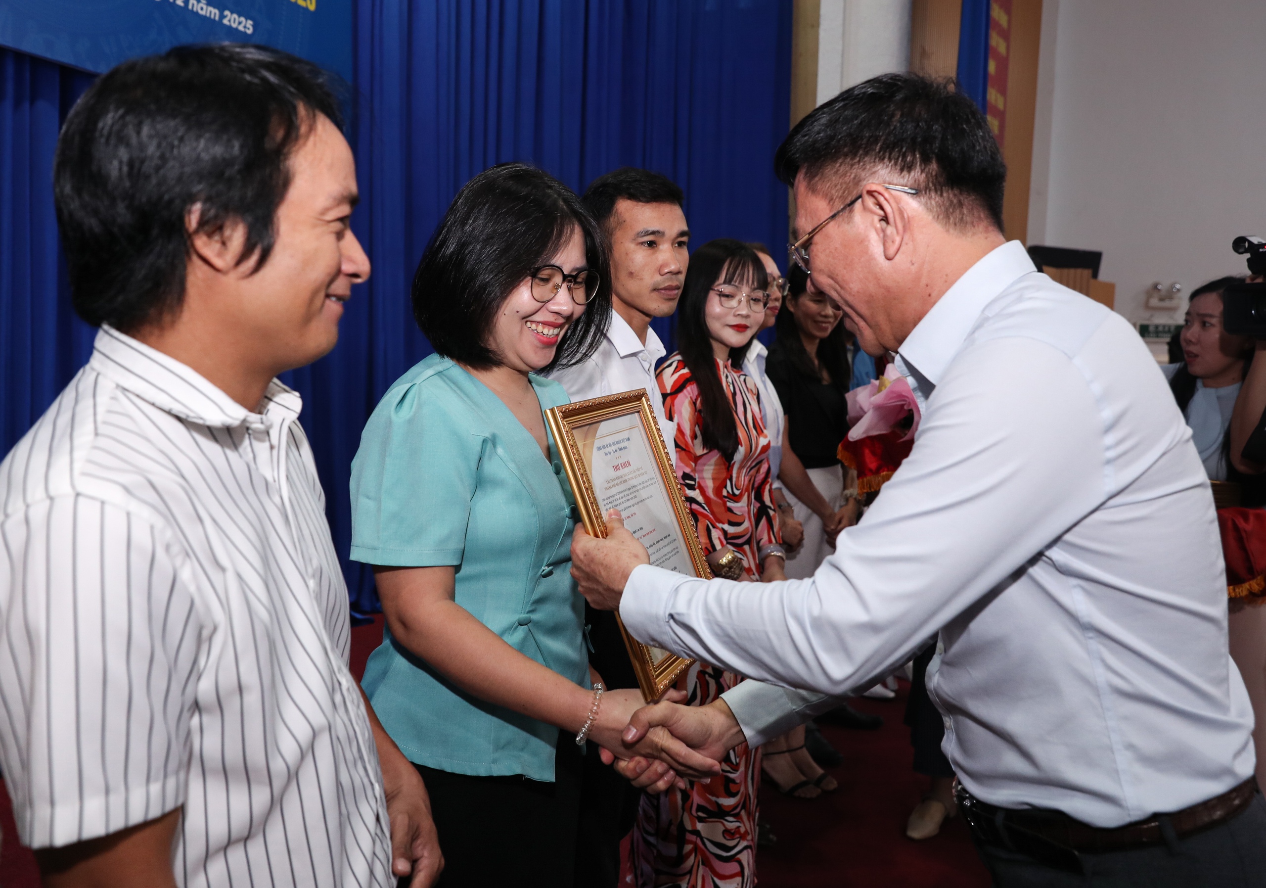 Khen thưởng c&aacute;c t&aacute;c phẩm b&aacute;o ch&iacute; xuất sắc viết về TPHCM trong qu&yacute; III/2025 - Ảnh 2.